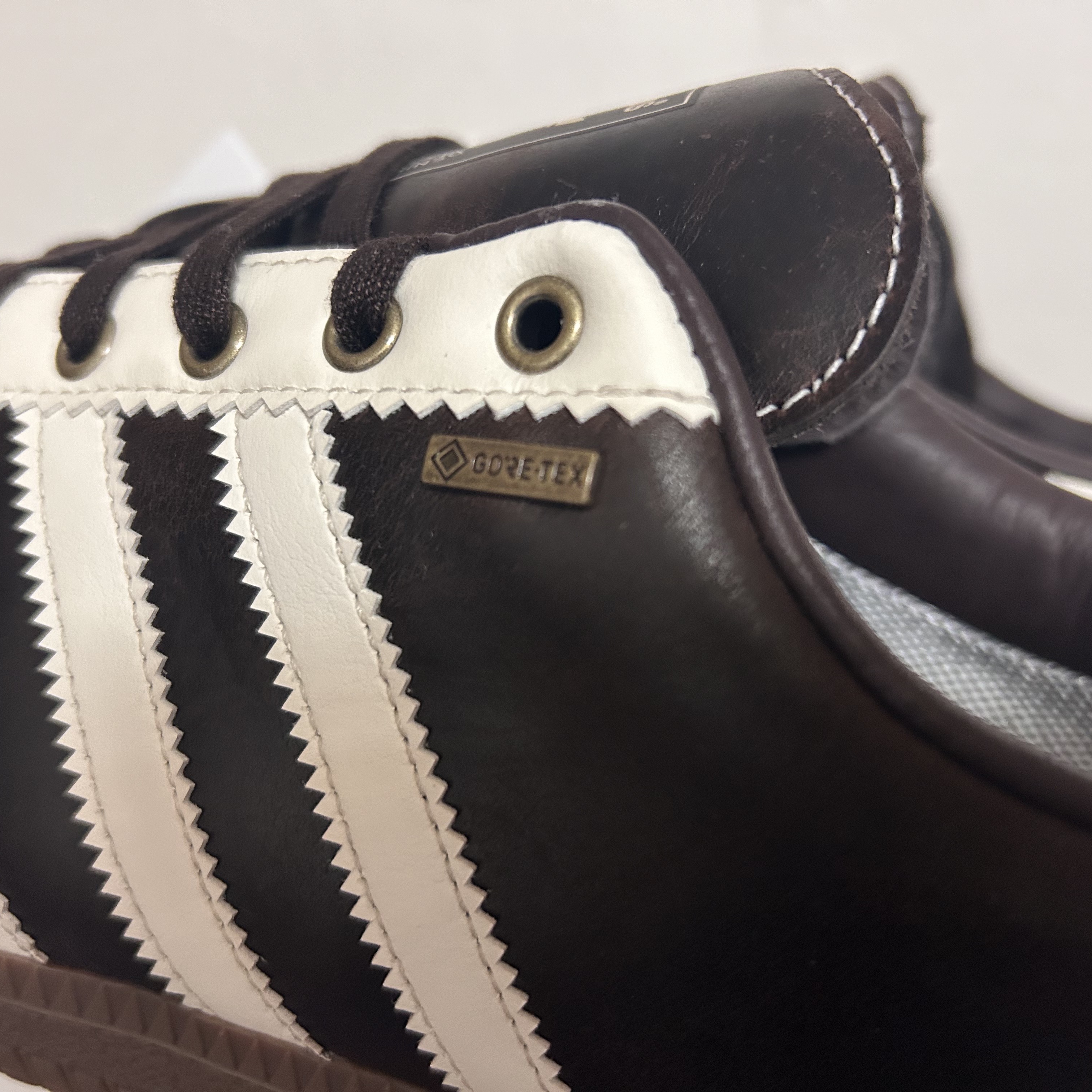 Adidas Bern GTX Dark Brown Cream White 착용 스타일 - 4