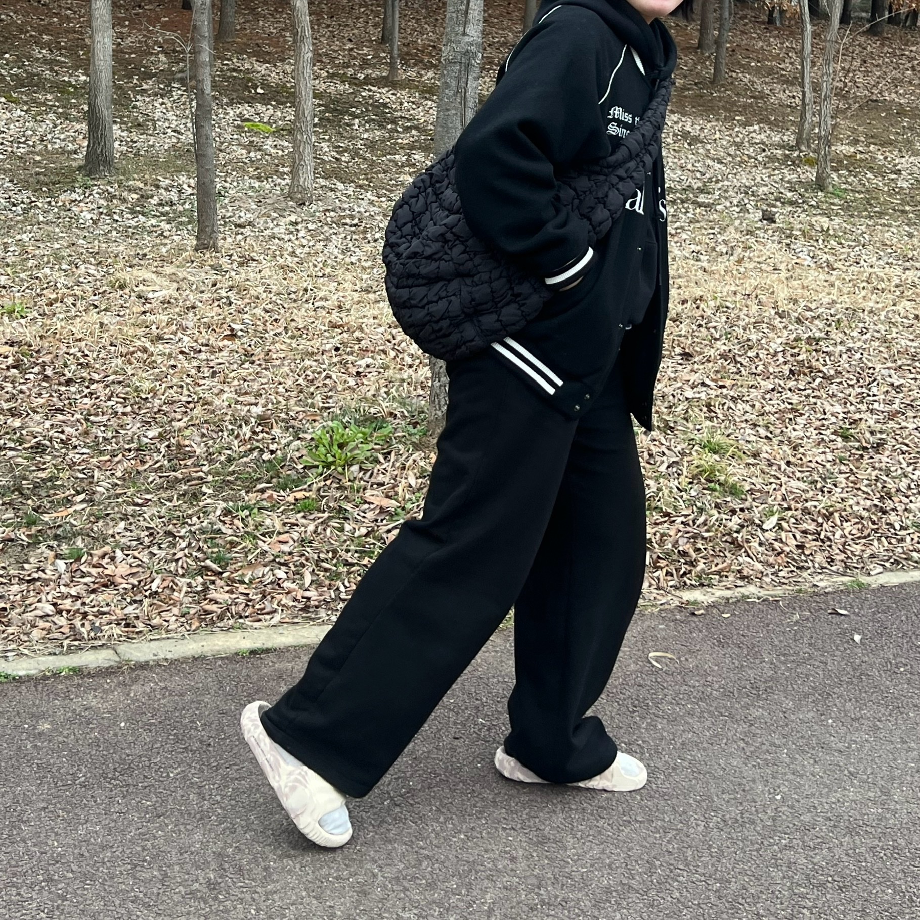 COS Quilted Oversized Shoulder Bag Black 착용 스타일