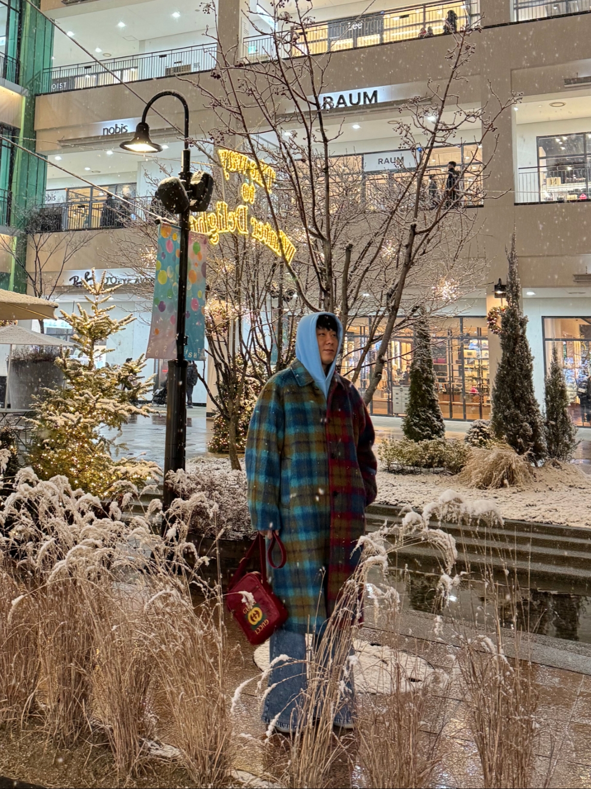 IAB Studio Hoodie Sky Blue Lemon 착용 스타일 - 1