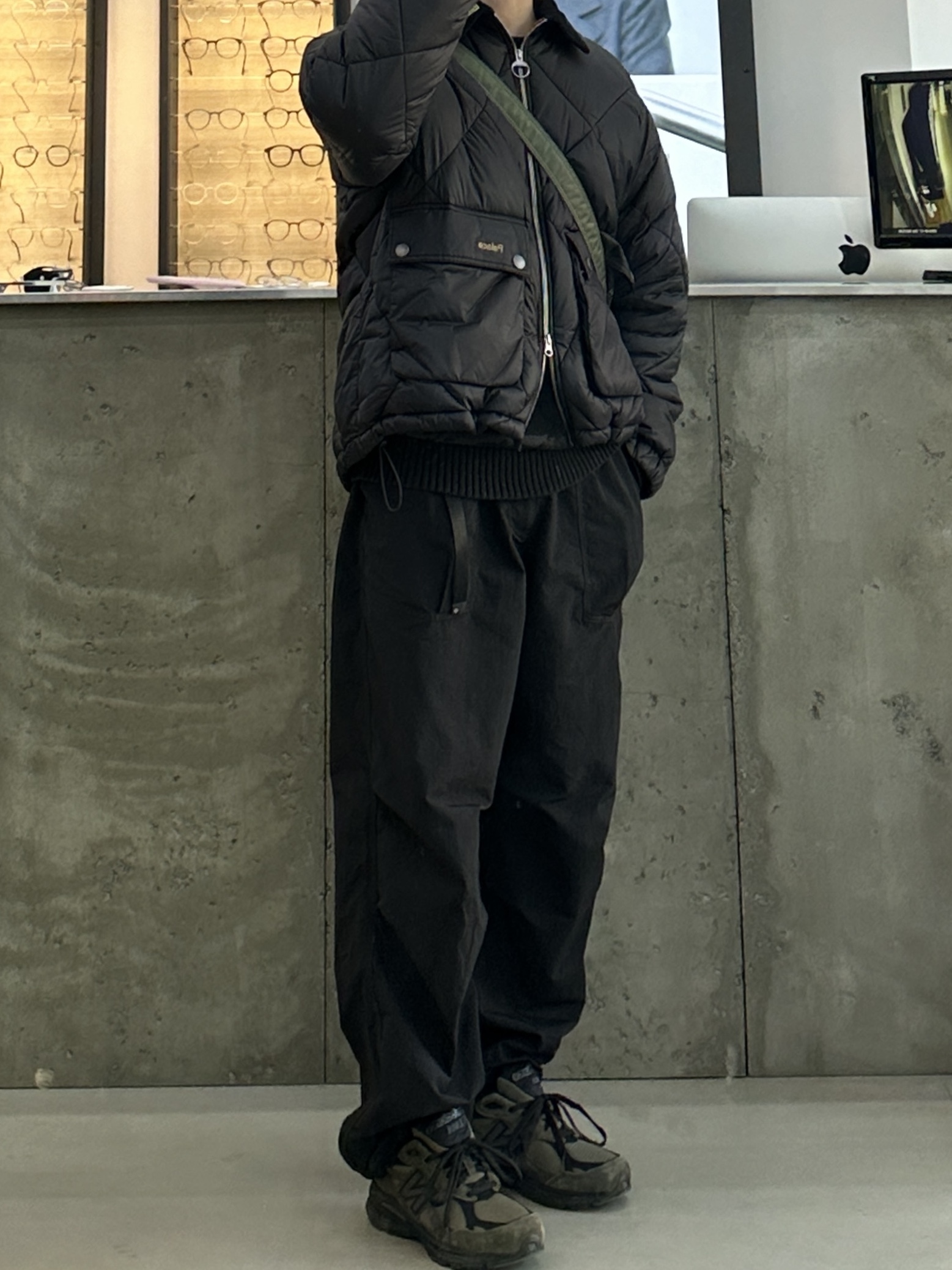 New Balance x JJJJound 990v3 Brown Black, Palace x Barbour Dom Quilt Black - 23FW 착용 스타일 - 3