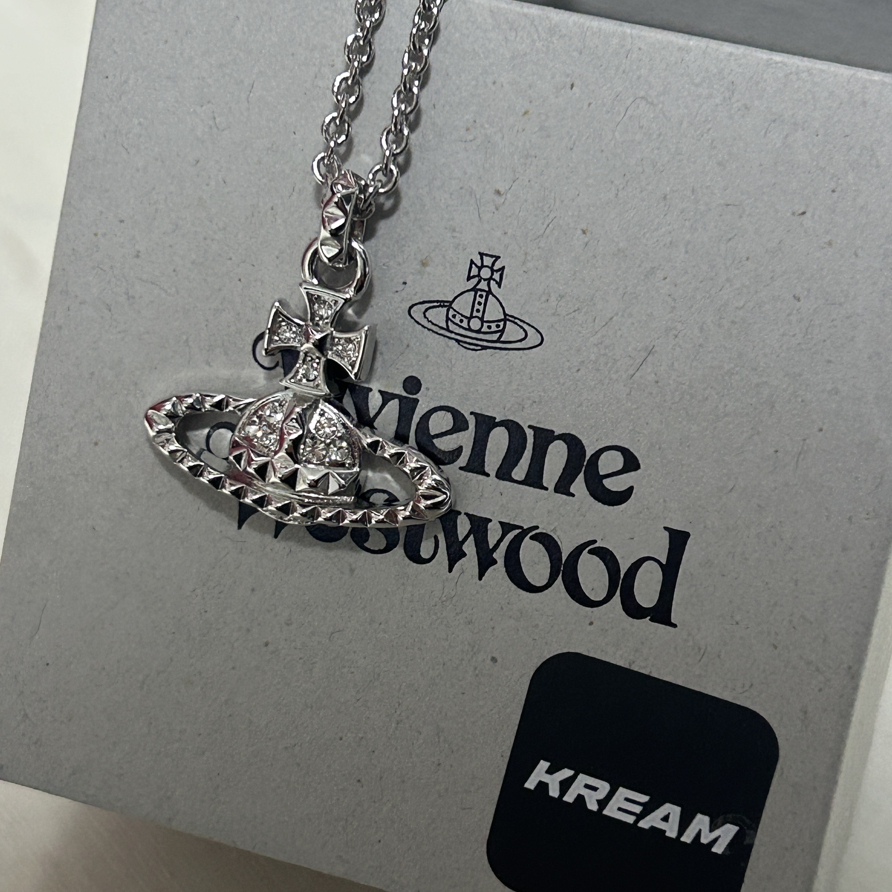 Vivienne Westwood Mayfair Bas Relief Pendant Silver 착용 스타일 - 2