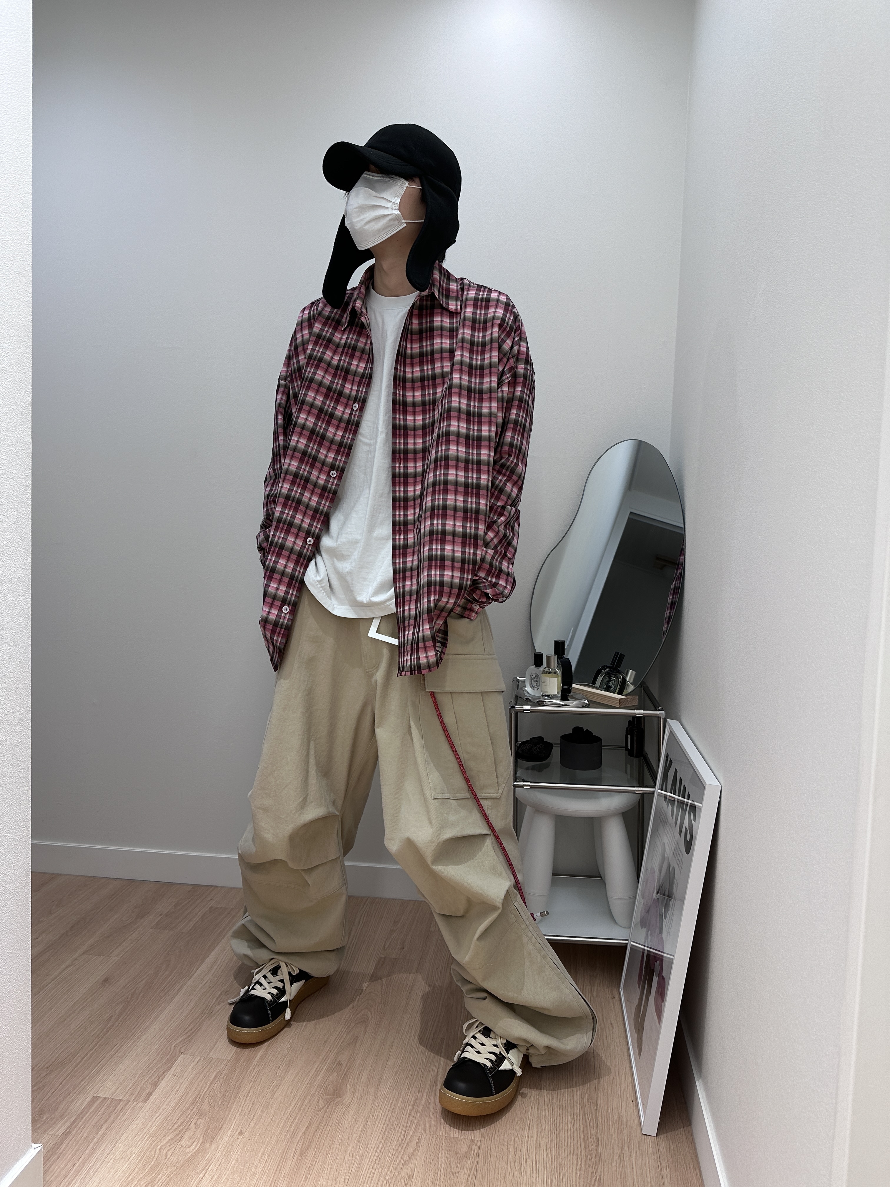 Nonnod Side Zip Cargo Pants Beige, Nonnod Flexible String Check Shirts Pink 착용 스타일 - 2