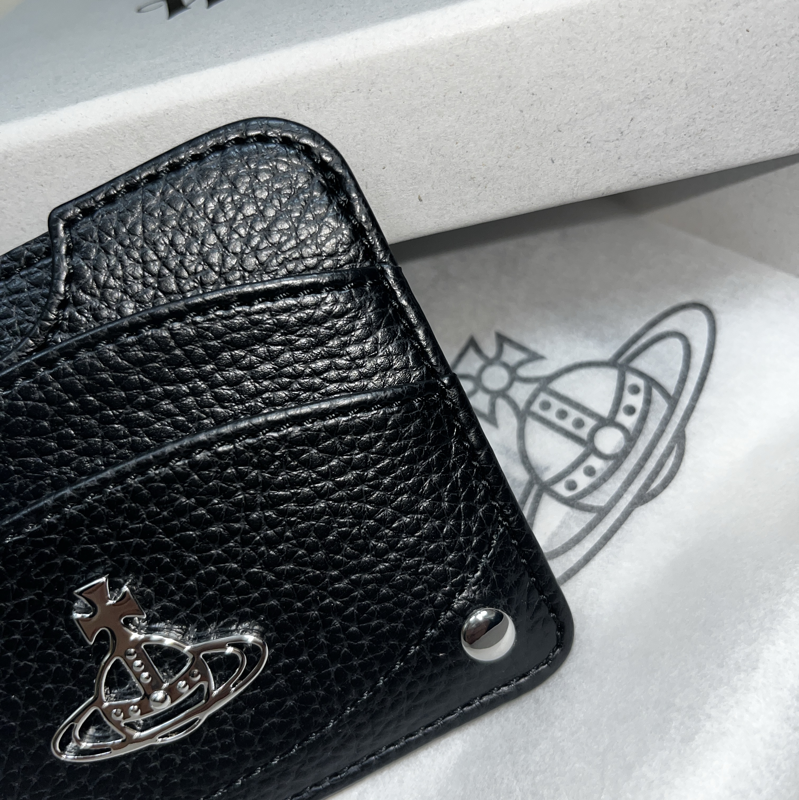 Vivienne Westwood Re-Vegan Grain Half Moon Card Holder Black 착용 스타일