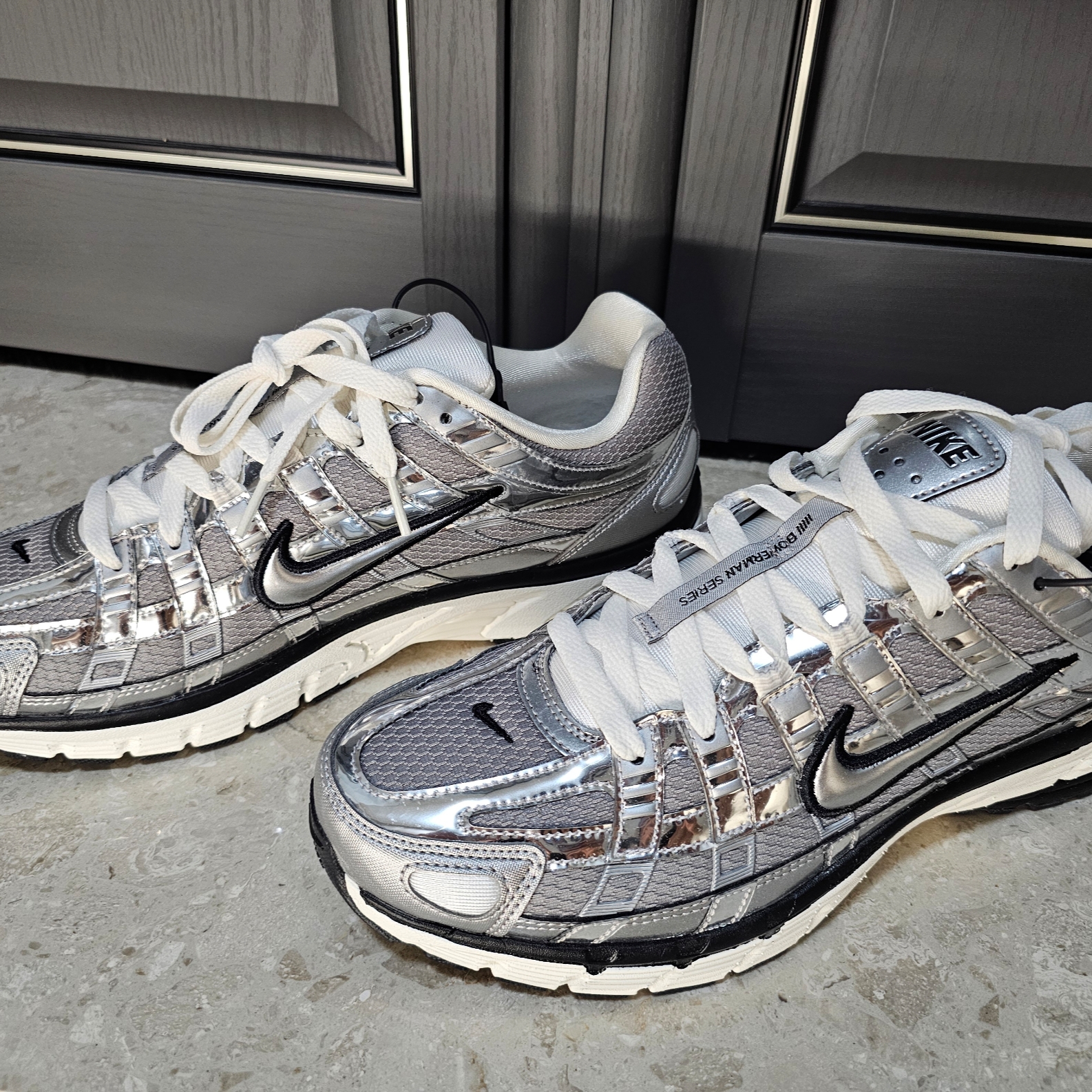 Nike P-6000 Metallic Silver 착용 스타일