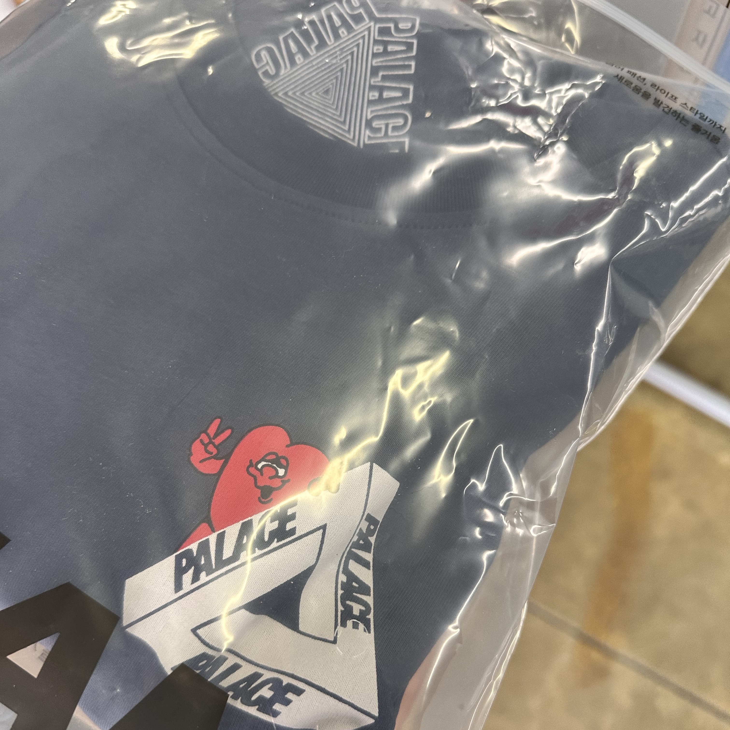 Palace Tri-Hearts T-Shirt Black - 24SS 착용 스타일