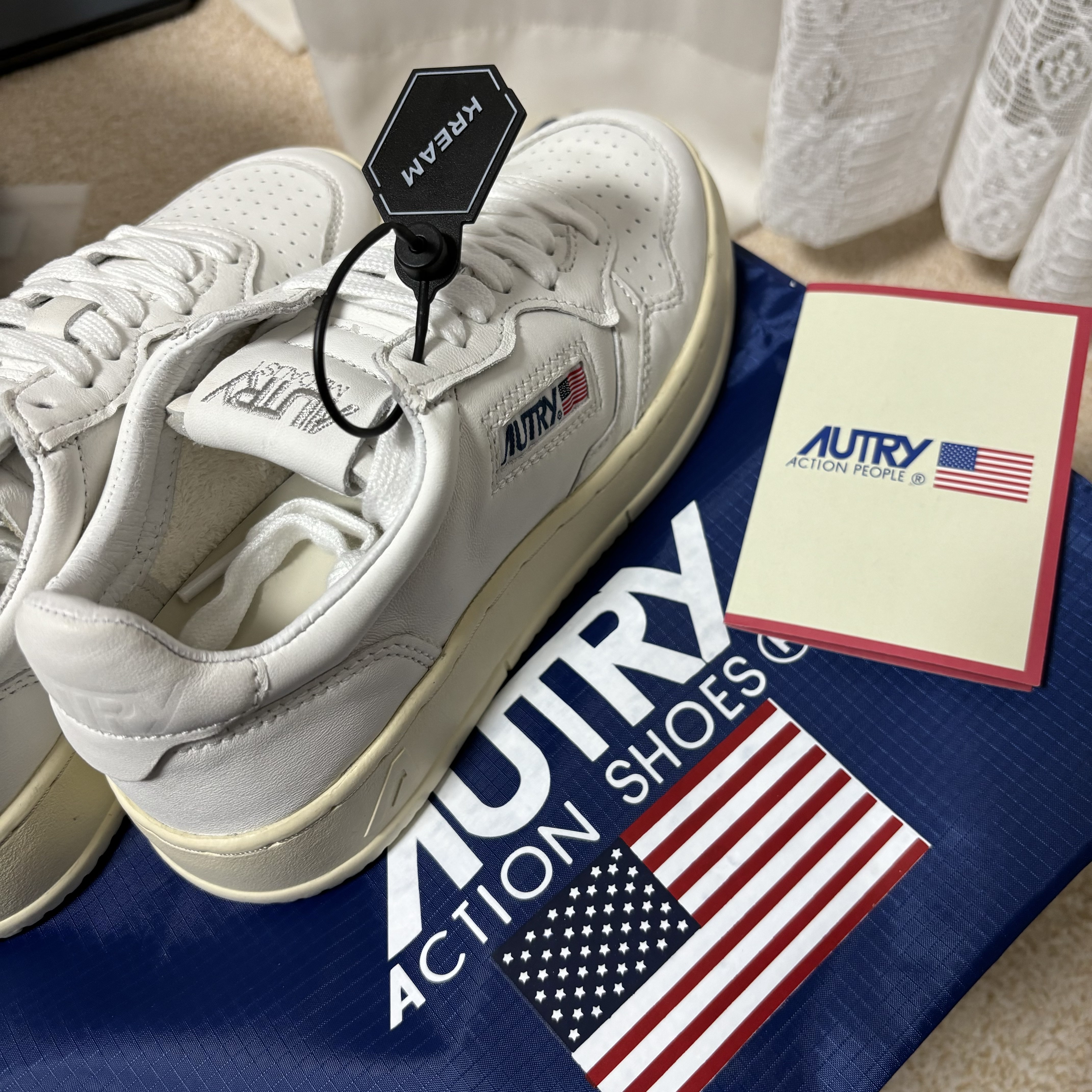 (W) Autry Medalist Low Goatskin Sneakers White 착용 스타일 - 1