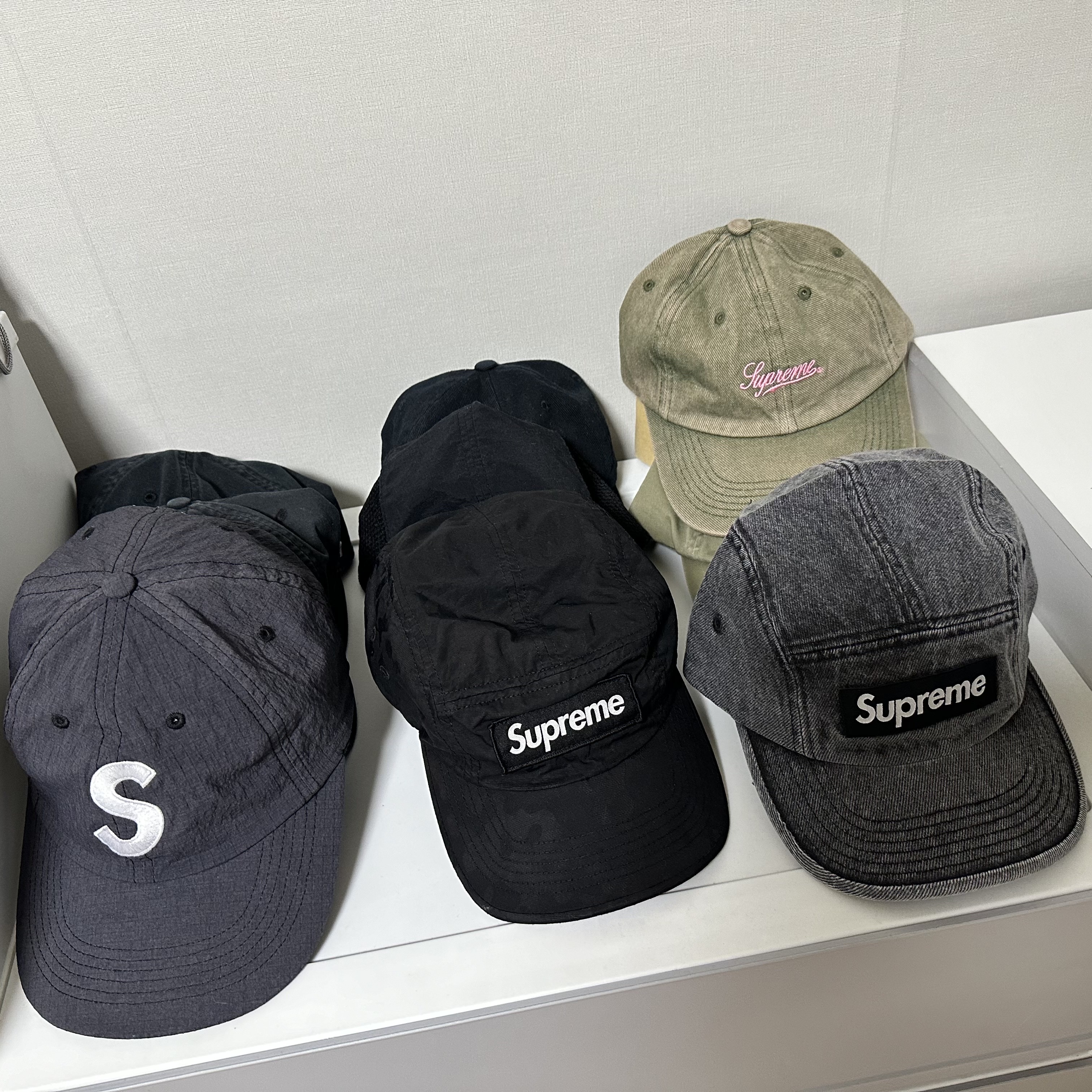 Supreme Denim Camp Cap Washed Black - 22FW, Supreme Overdyed Camo Nylon Camp Cap Black - 23SS 착용 스타일 - 2
