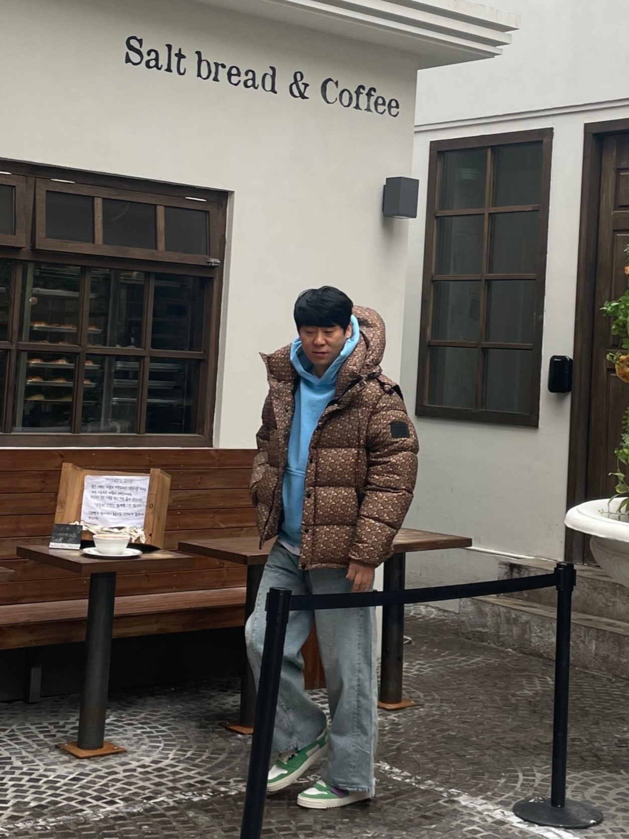 IAB Studio Hoodie Sky Blue Lemon 착용 스타일 - 2