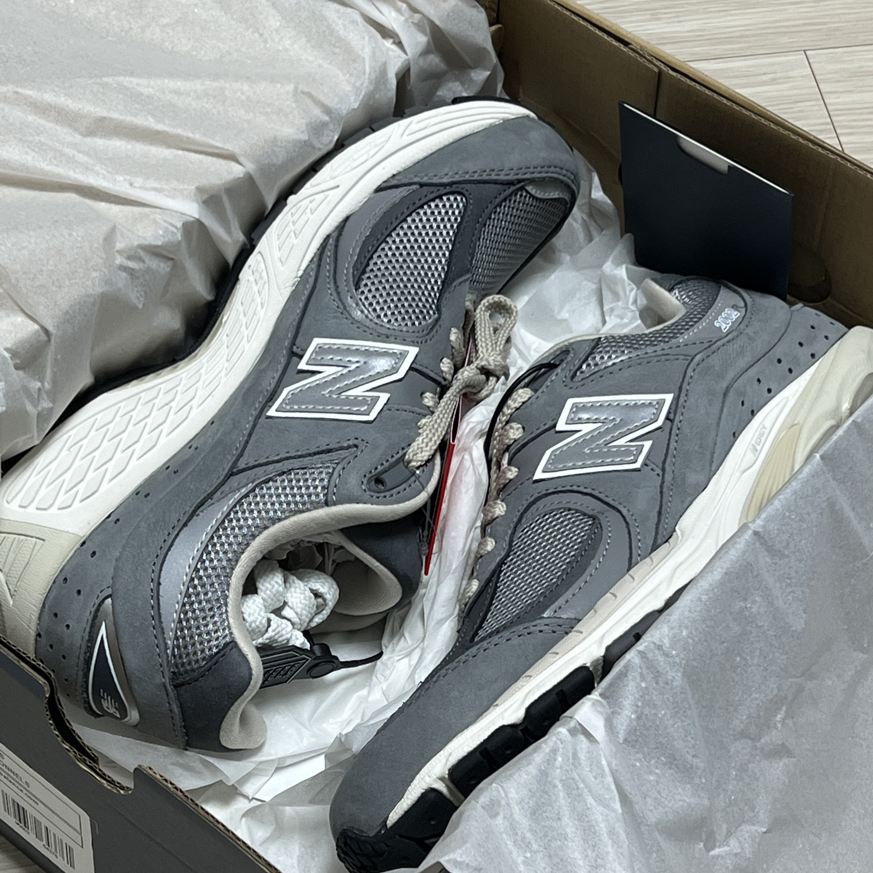 New Balance 2002R Premium Vintage Grey 착용 스타일