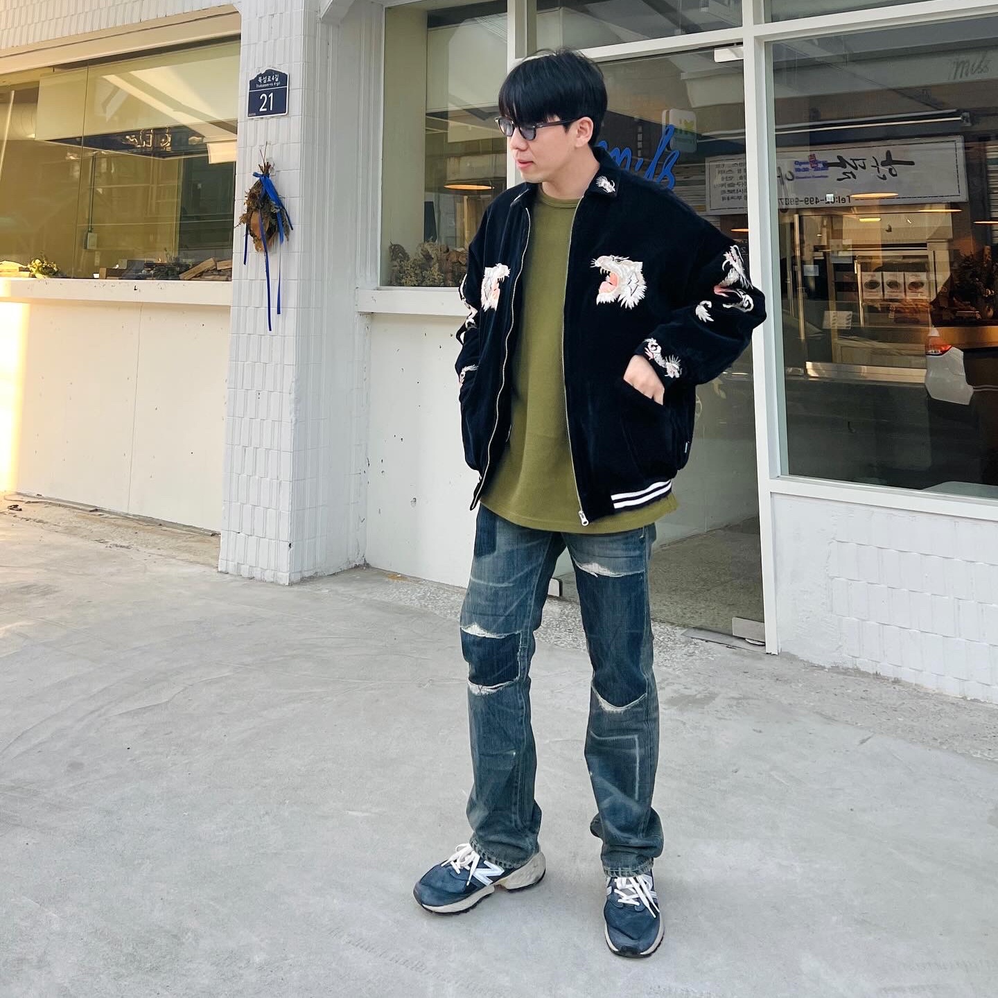 Neighborhood Savage Souvenir JK CO Jacket Black, New Balance 574v2 Sport Vintage Navy 착용 스타일 - 1
