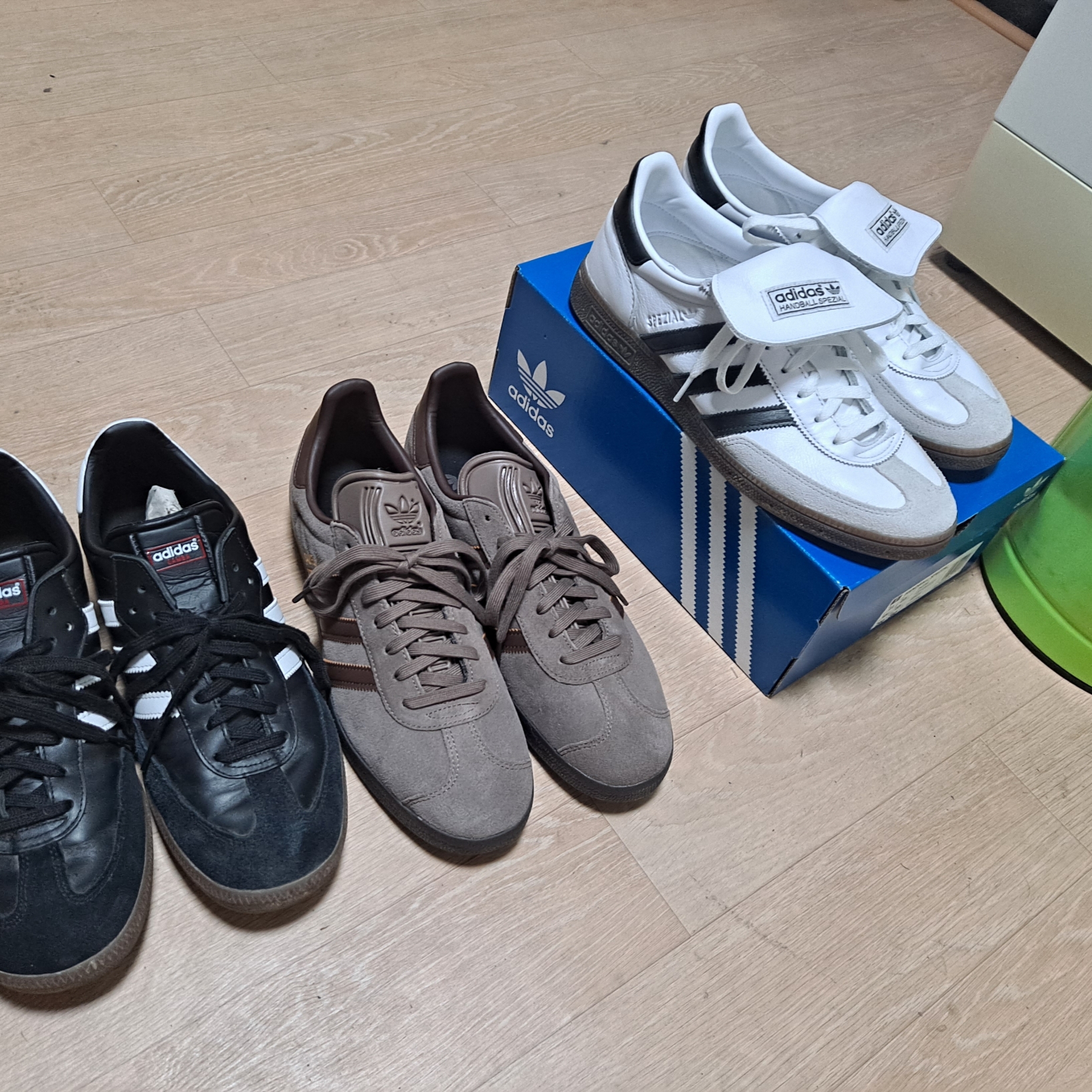 Adidas Gazelle Earth Strata Brown Gum, Adidas Spezial Handball Cloud White Core Black 착용 스타일
