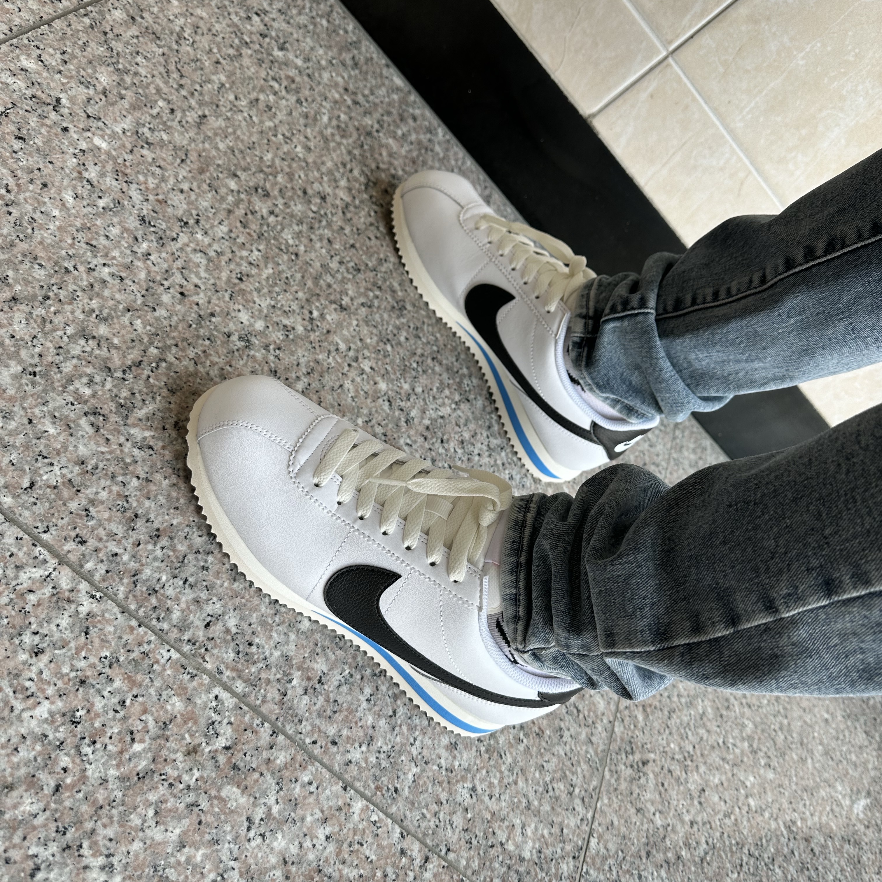 Nike Cortez White and Black 착용 스타일 - 2