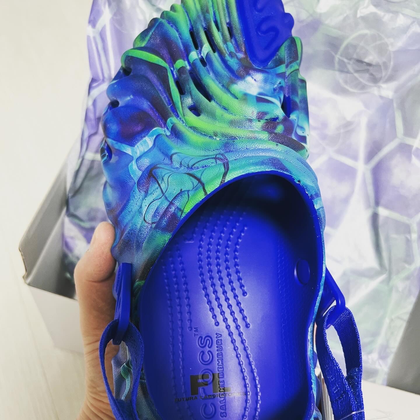 Crocs x Salehe Bembury x Futura Pollex Clog Blue, Crocs x Salehe Bembury Pollex Clog Sasquatch 착용 스타일 - 3