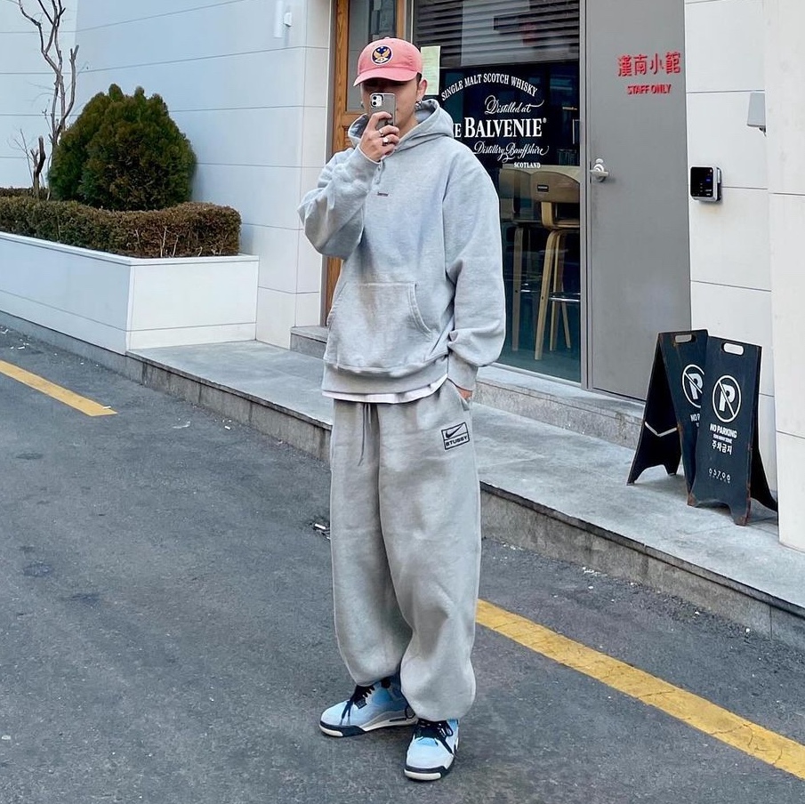 Nike x Stussy NRG Fleece Pants Dark Grey Heather (DO9340-063), Jordan 4 Retro University Blue 착용 스타일
