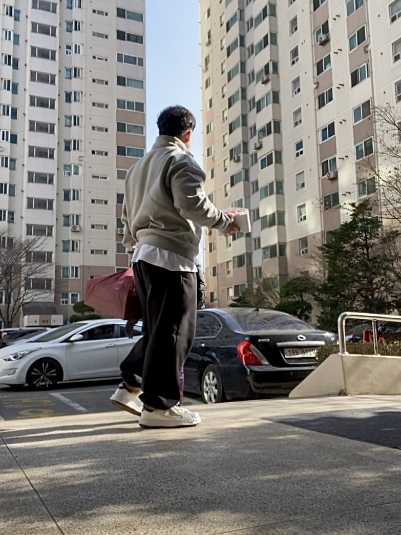 Maison Mihara Yasuhiro Blakey OG Sole Leather Low-top Sneakers White 착용 스타일 - 2