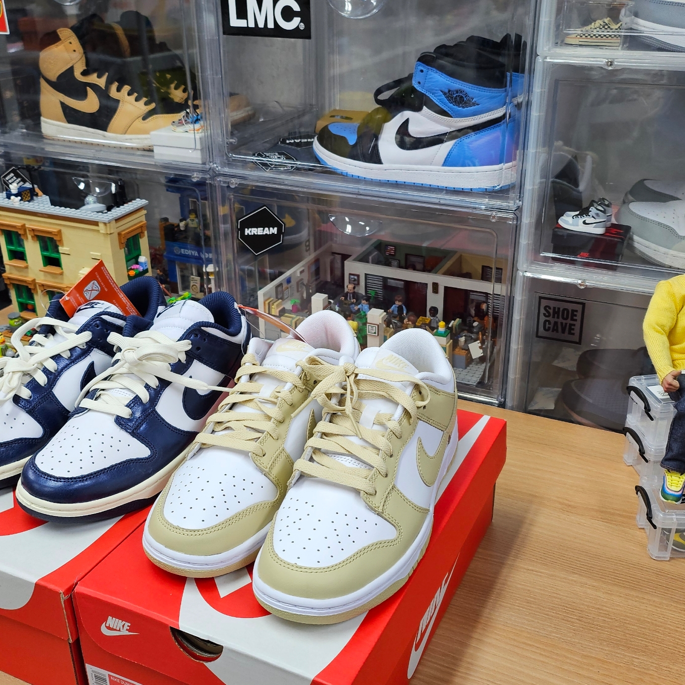Nike Air Force 1 '07 LV8 Midnight Navy, Nike Dunk Low Team Gold and White 착용 스타일 - 4