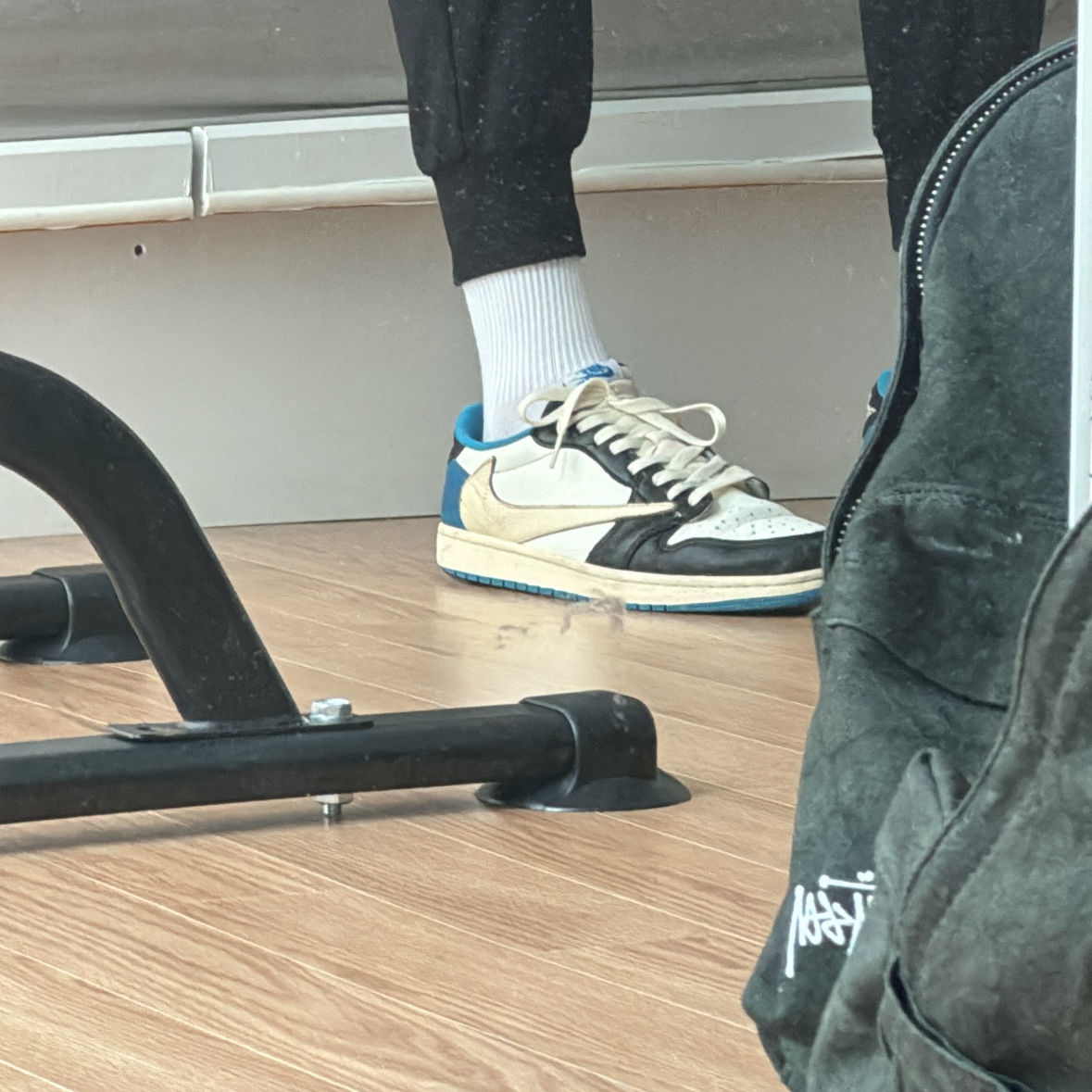 Jordan 1 x Travis Scott x Fragment Retro Low OG SP Military Blue, Stussy Canvas Backpack Washed Black 착용 스타일 - 1