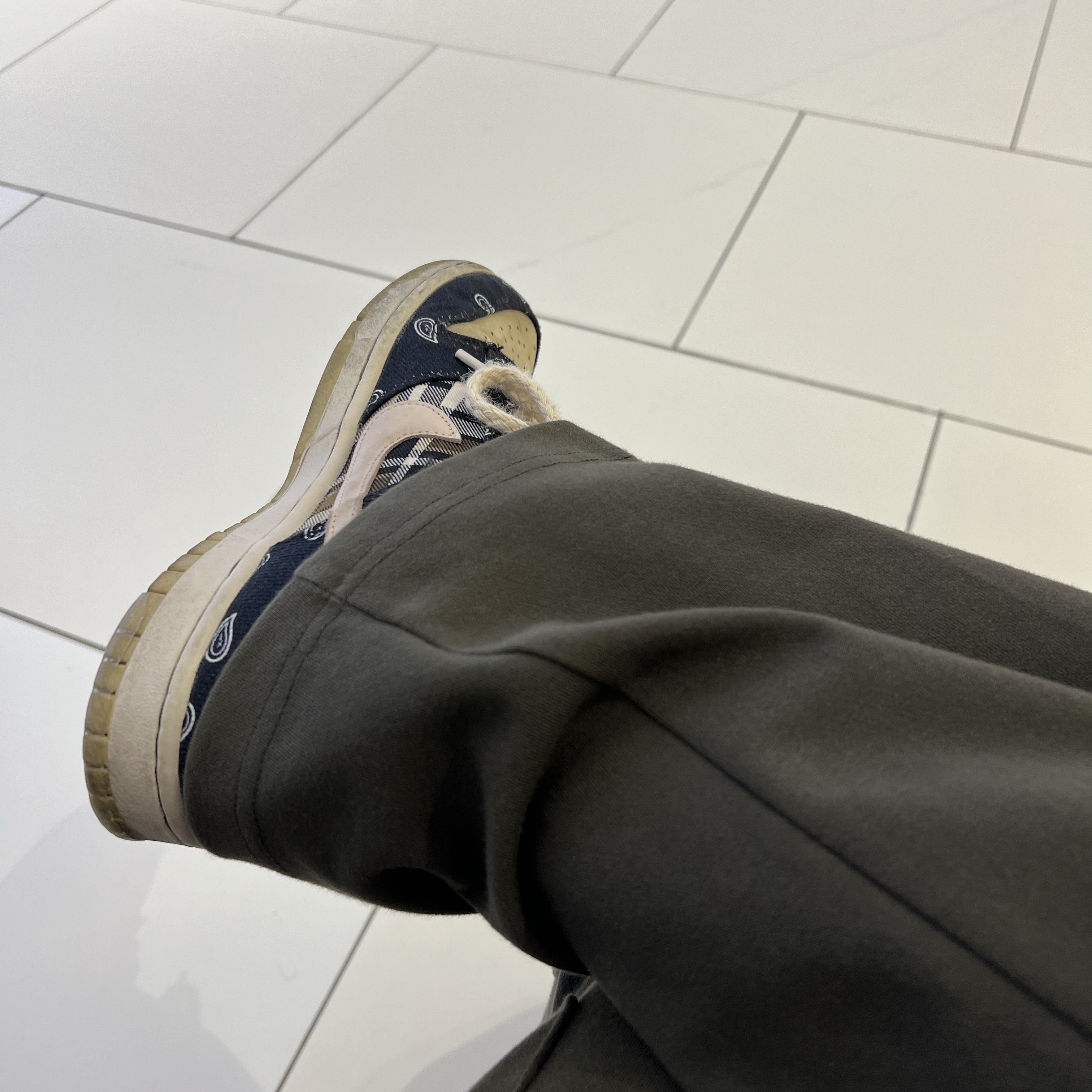 Nike x Travis Scott SB Dunk Low, Stussy DSM World Tour Hoodie Black 2021 착용 스타일 - 3