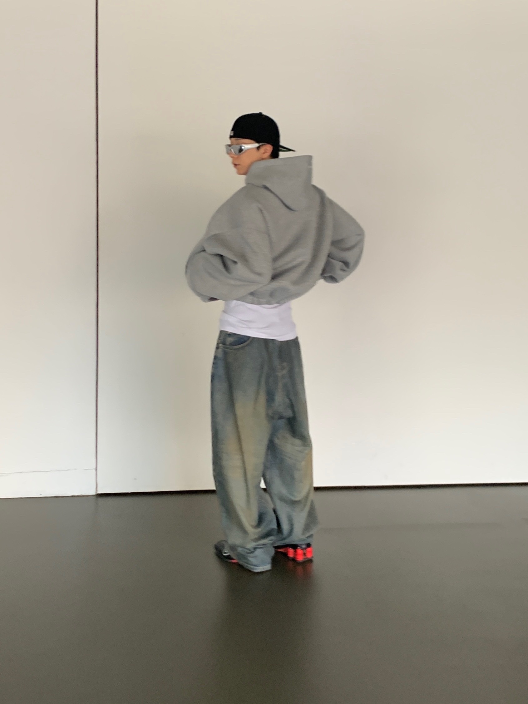 Nike x Martine Rose Shox MR4 Black, Project G/R Coated Backward Denim Pants Blue 착용 스타일 - 4