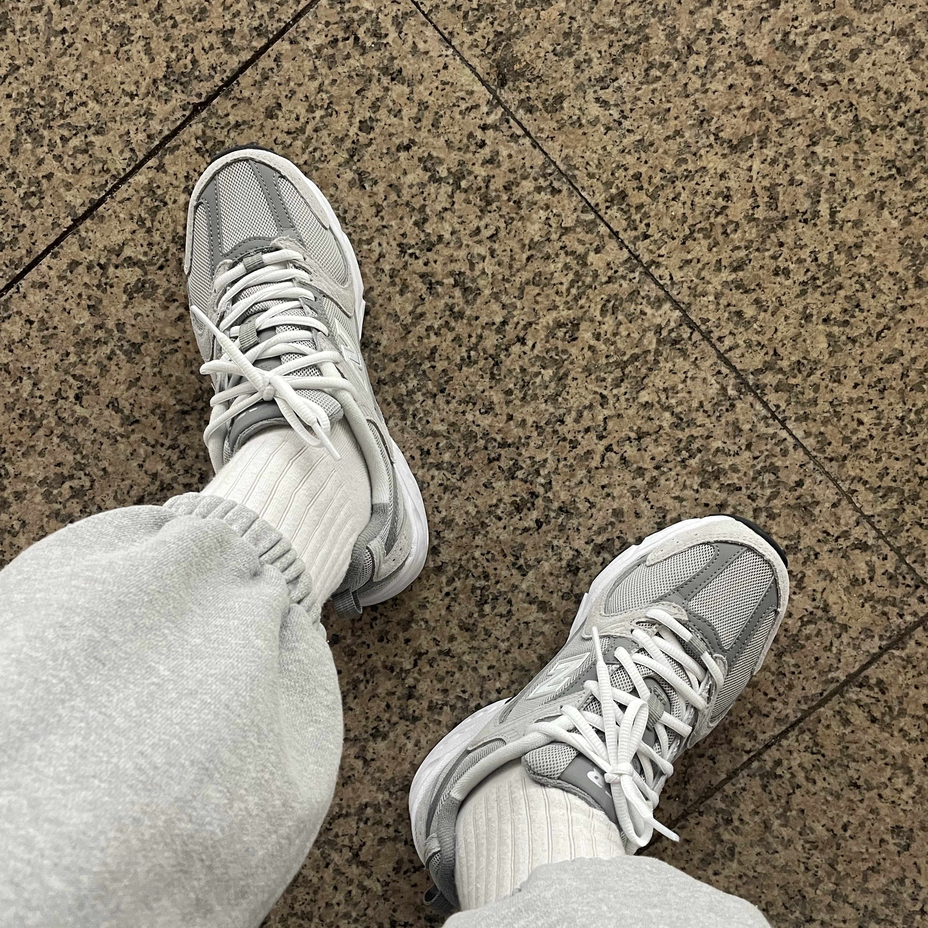 New Balance 530 Grey 착용 스타일