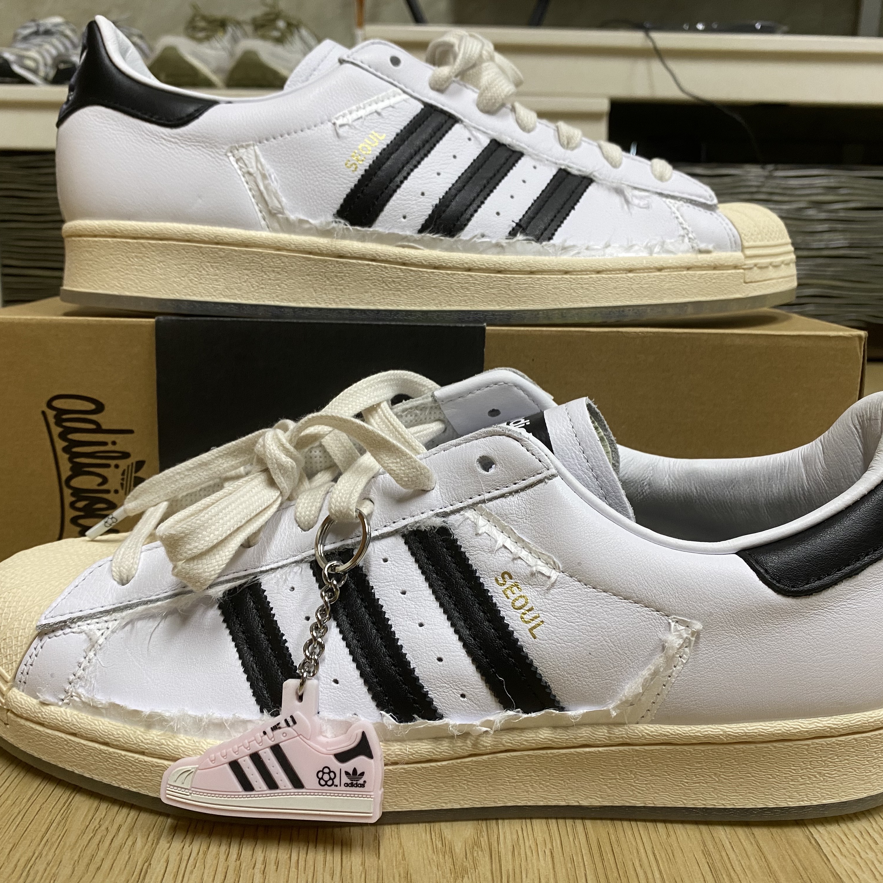 Adidas x Taegeukdang Superstar White Black 착용 스타일