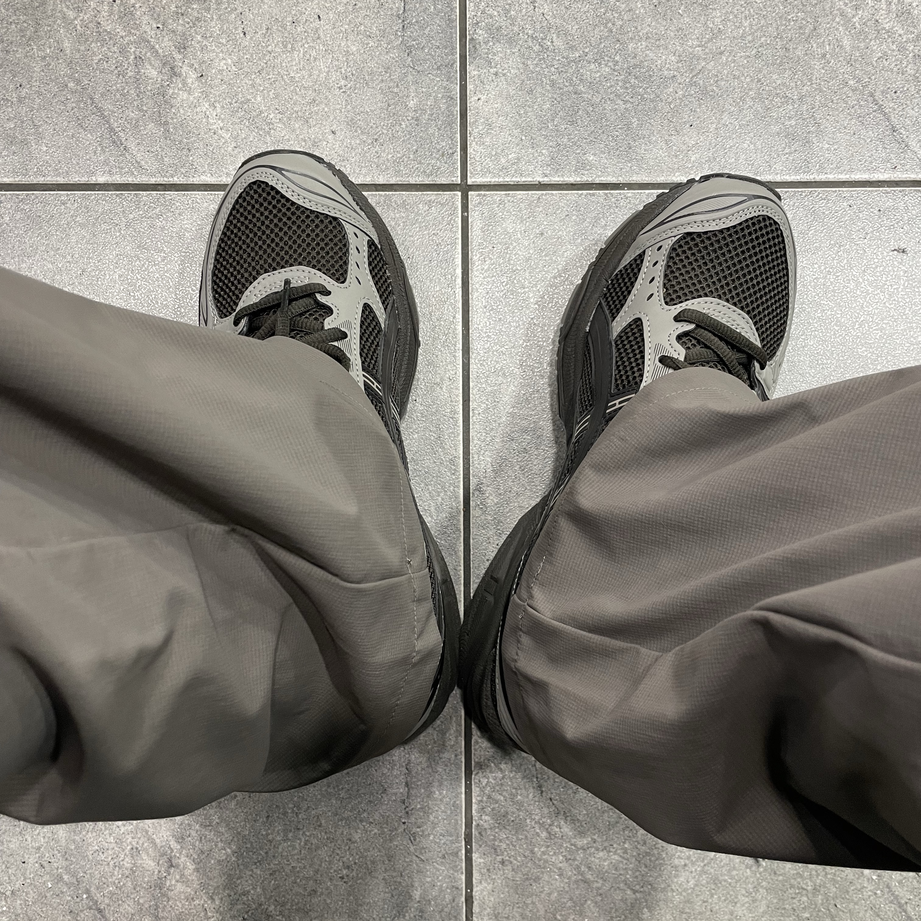 Asics x Atmos x Undermycar Gel-Kayano 14 Pepper Black, Sansan Gear Eclipse Pocket Pants Ash Brown - 23FW 착용 스타일