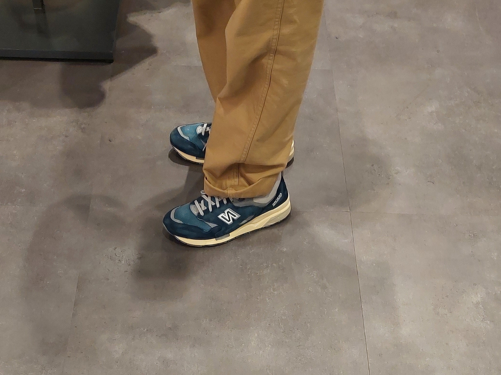 New Balance 1600 Premium Vintage Navy 착용 스타일 - 1