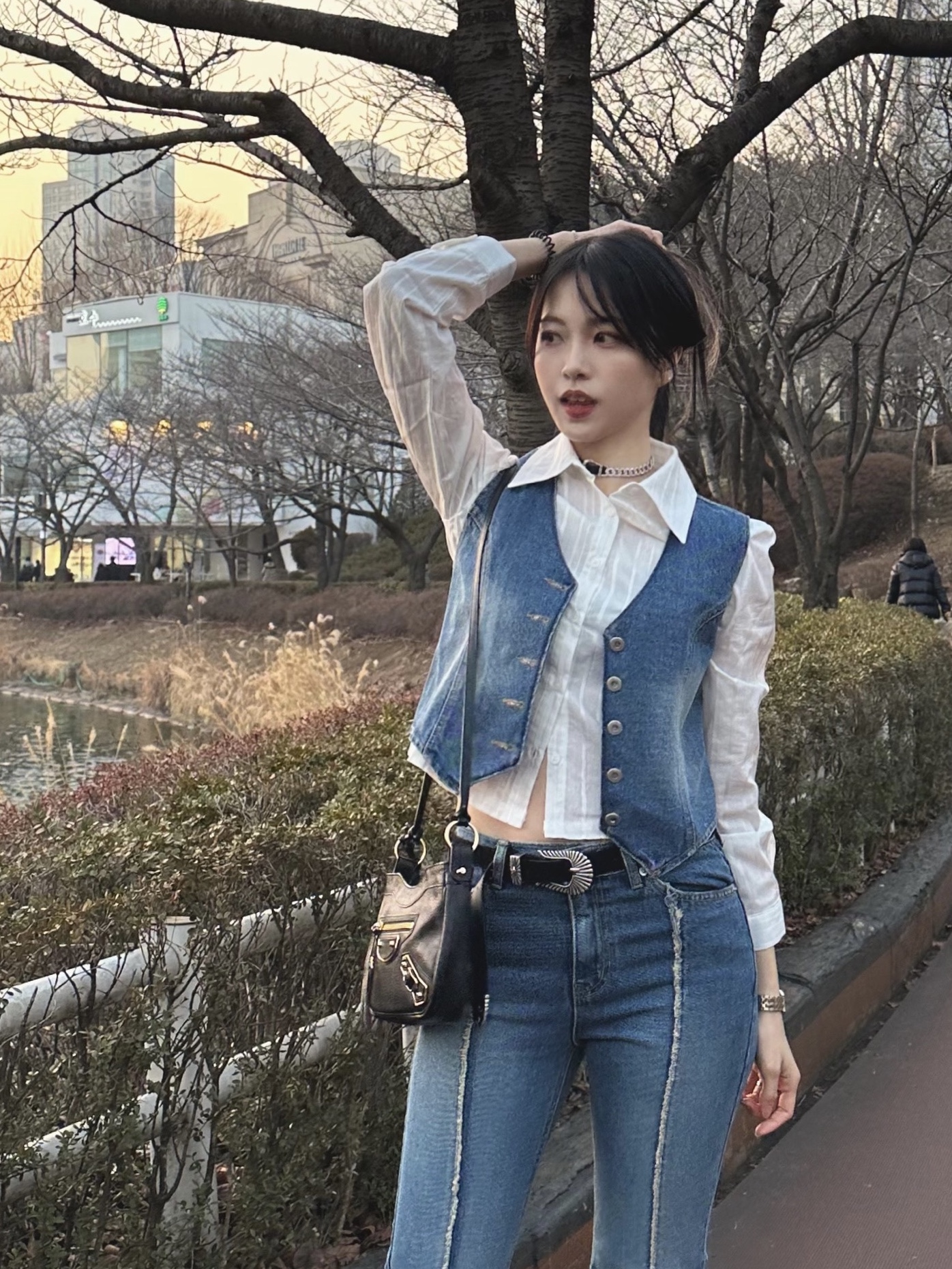 Balenciaga Le Cagole XS Shoulder Bag With Buckles Black, Gucci Trademark Ring With Heart Pendant Silver 착용 스타일 - 1