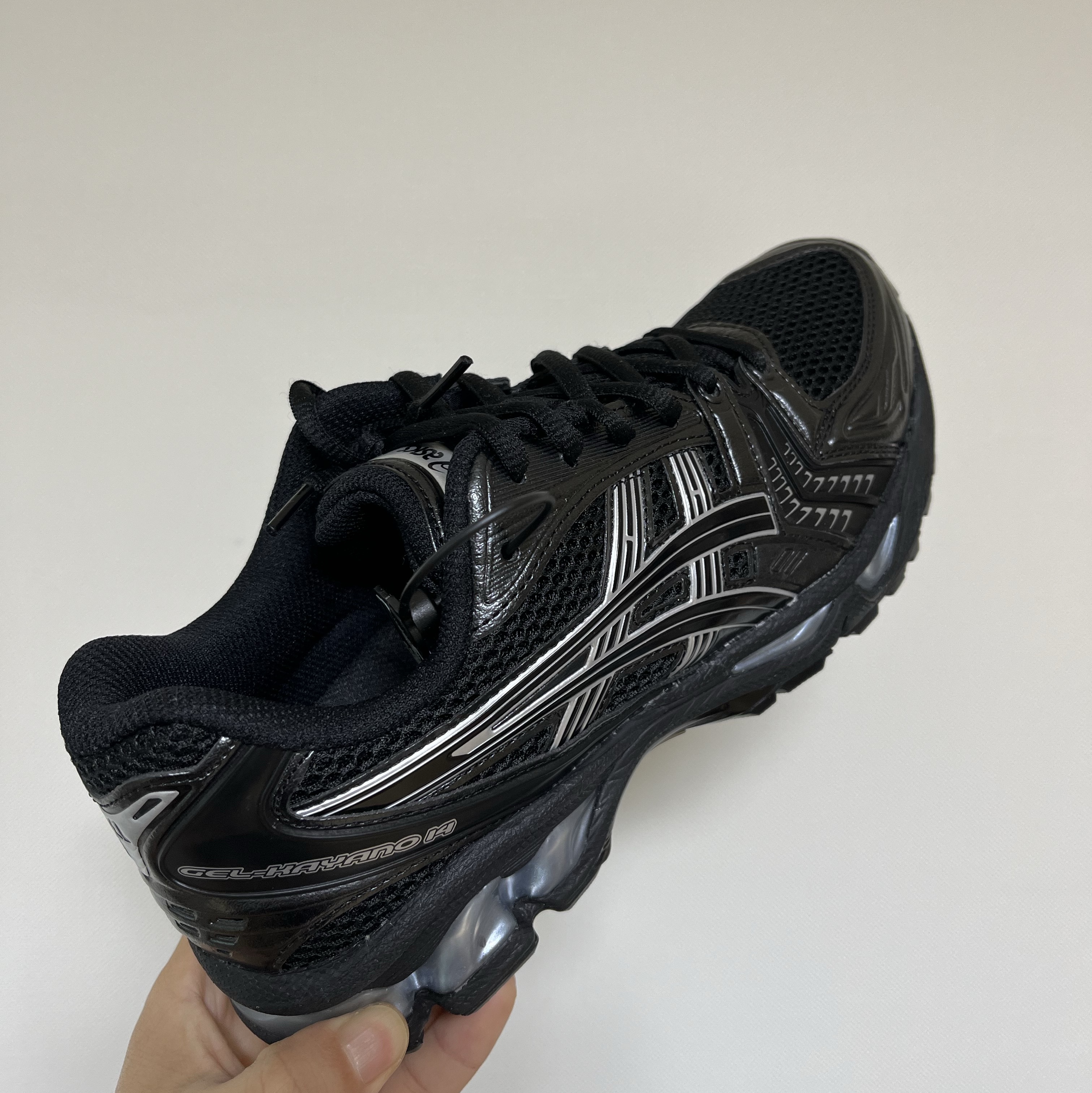 Asics Gel-Kayano 14 Black Pure Silver 착용 스타일 - 2