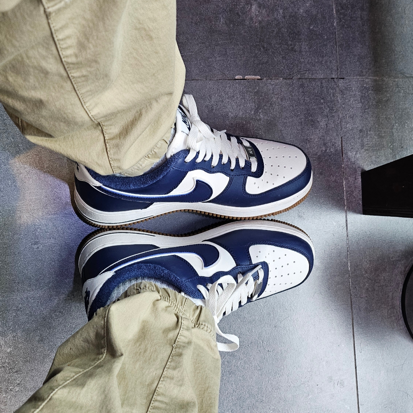 Nike Air Force 1 '07 LV8 Midnight Navy, Nike Dunk Low Team Gold and White 착용 스타일 - 5