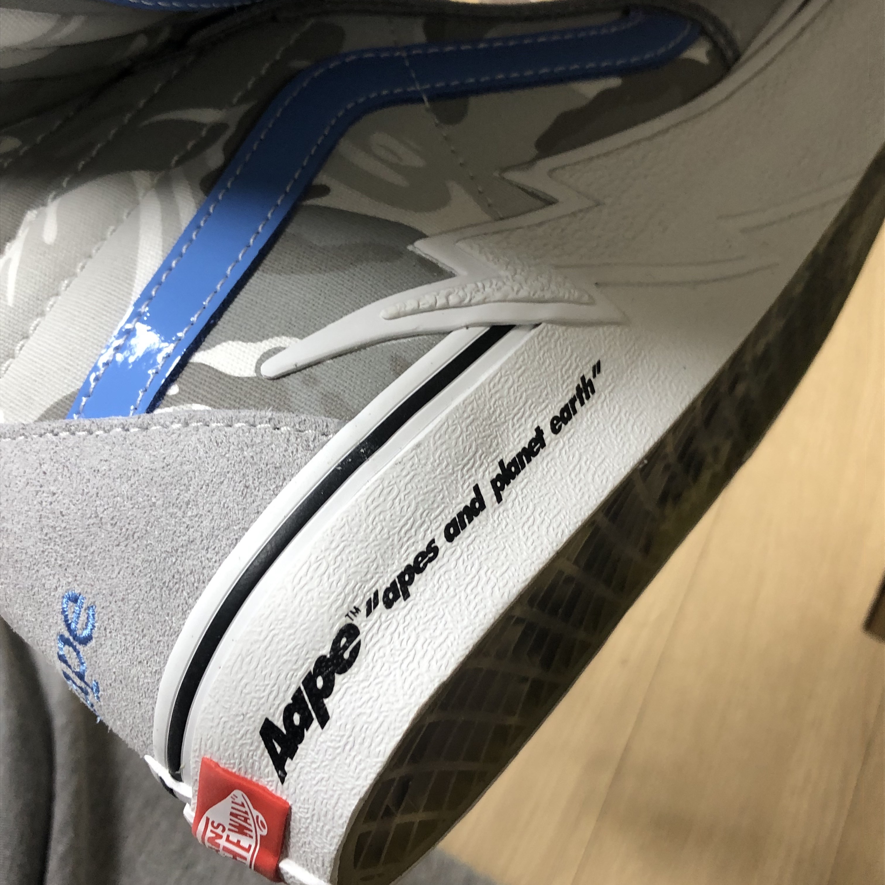 Vans x AAPE Sk8-Hi Bolt Grey 착용 스타일 - 3