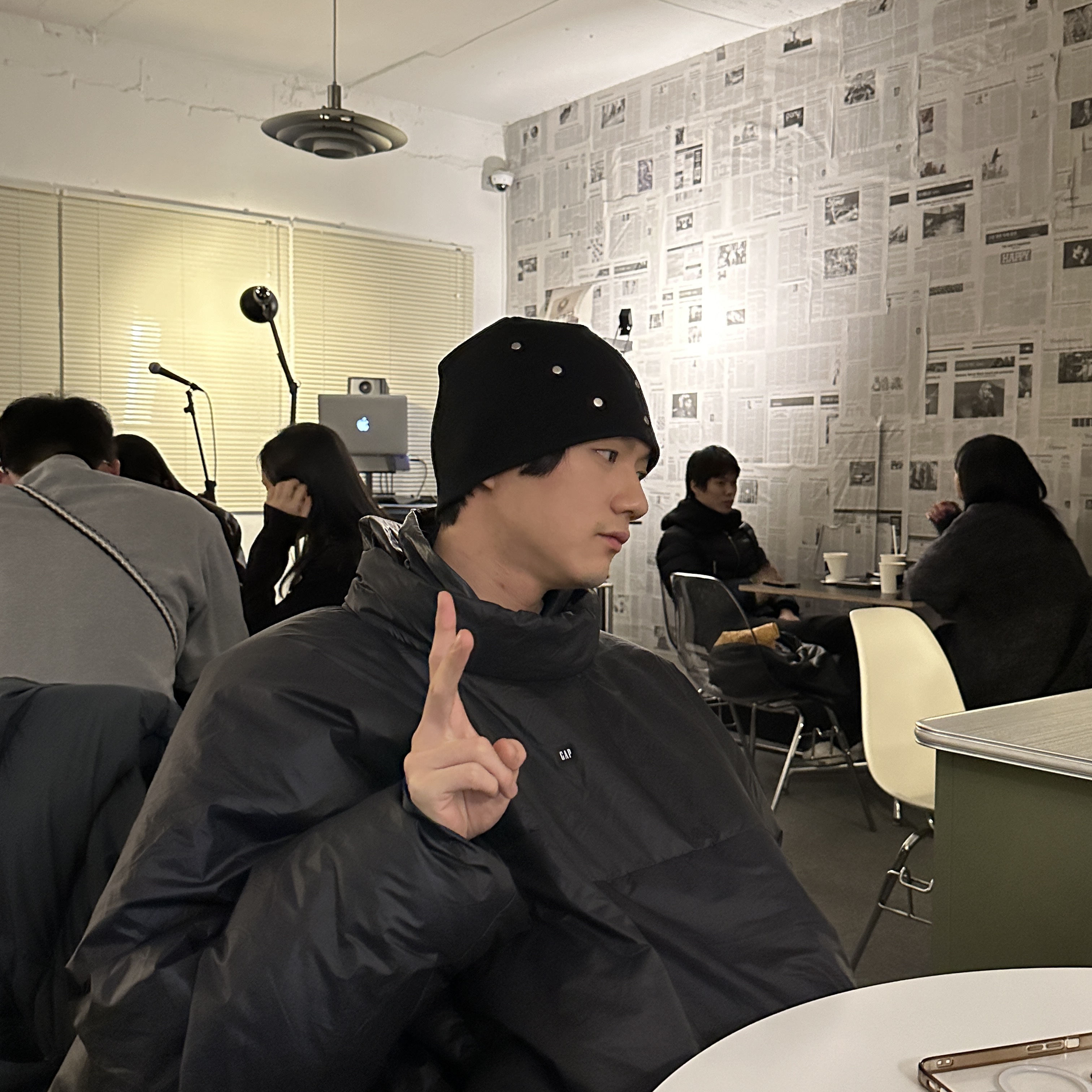 Yeezy Gap Engineered By Balenciaga Coated Cotton Anorak Black, Yeezy Gap Engineered By Balenciaga Mock Neck Pullover Puffer Black 착용 스타일 - 2