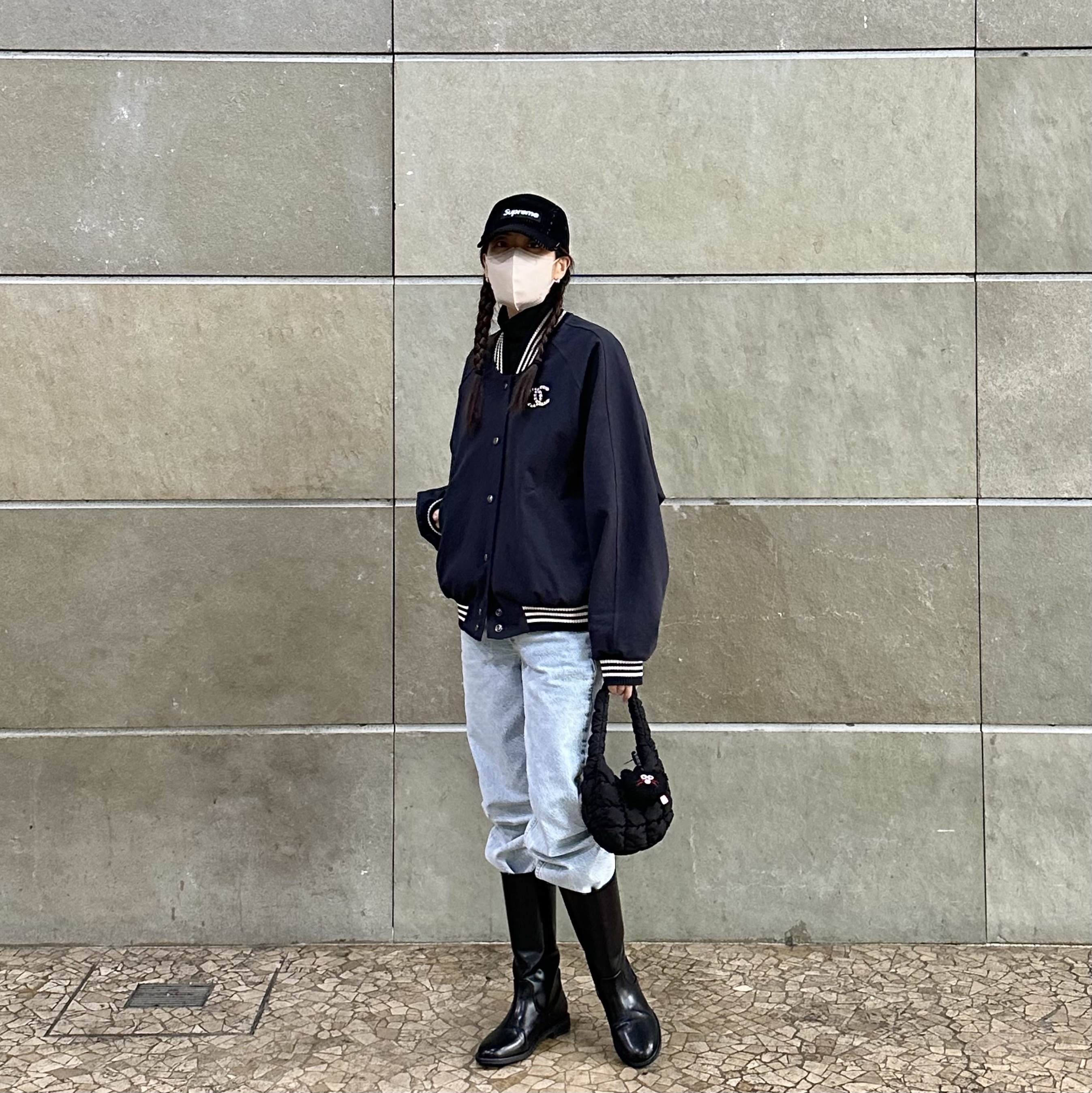 COS Quilted Micro Bag Black, Supreme 2-Tone Corduroy Camp Cap Black - 23SS 착용 스타일 - 2