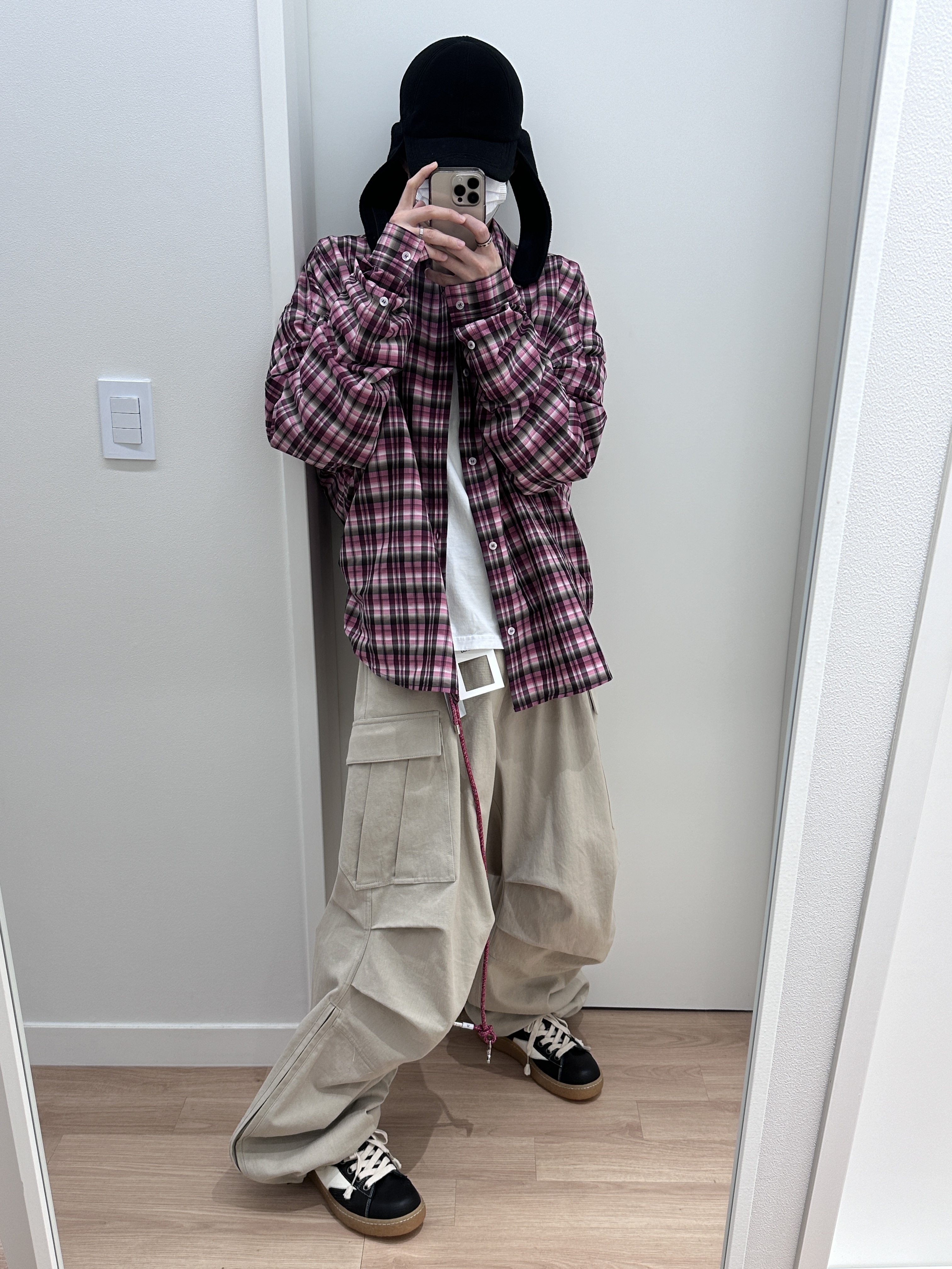 Nonnod Side Zip Cargo Pants Beige, Nonnod Flexible String Check Shirts Pink 착용 스타일 - 3