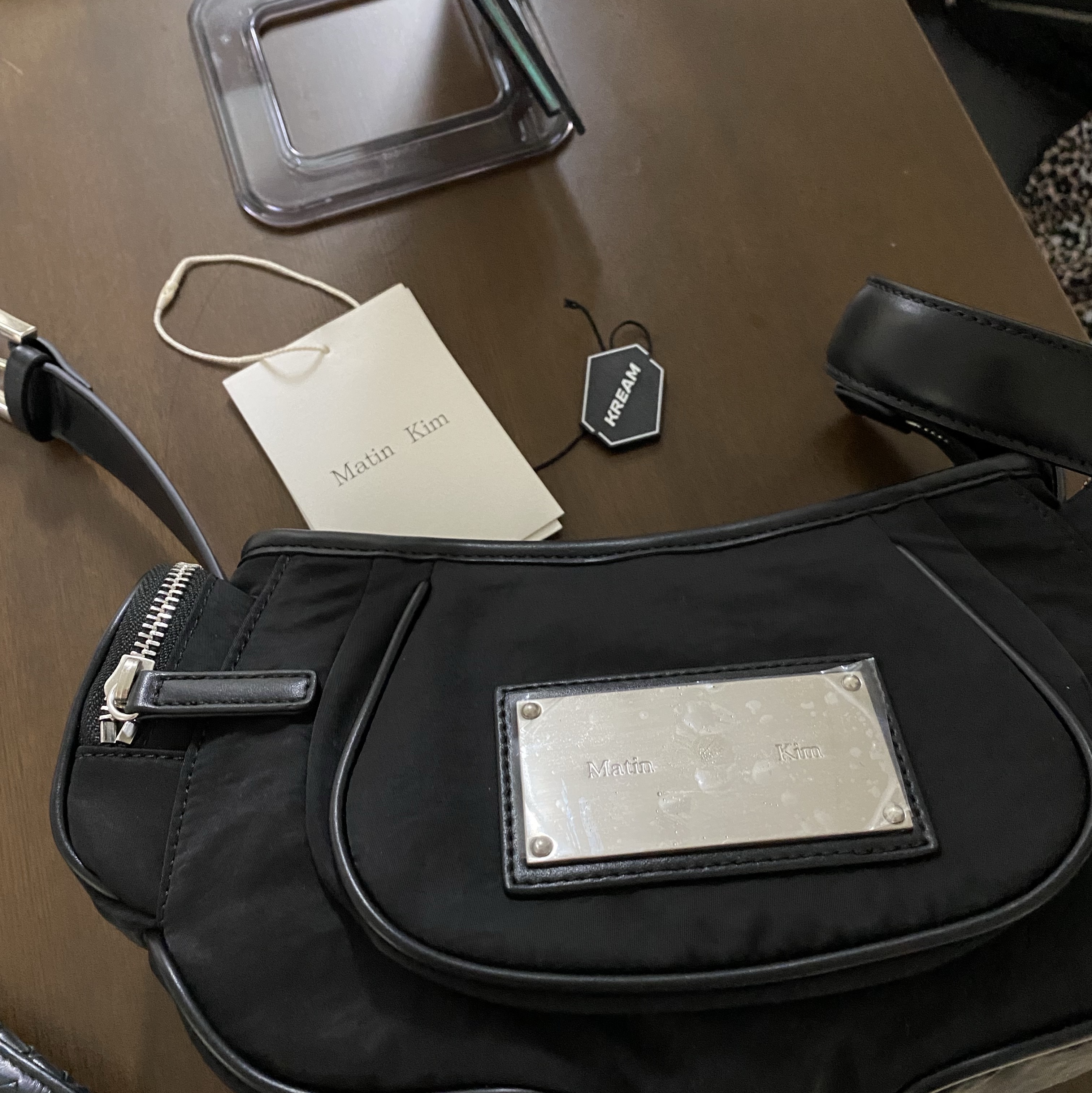 Matin Kim Madeleine Round Bag Black 착용 스타일