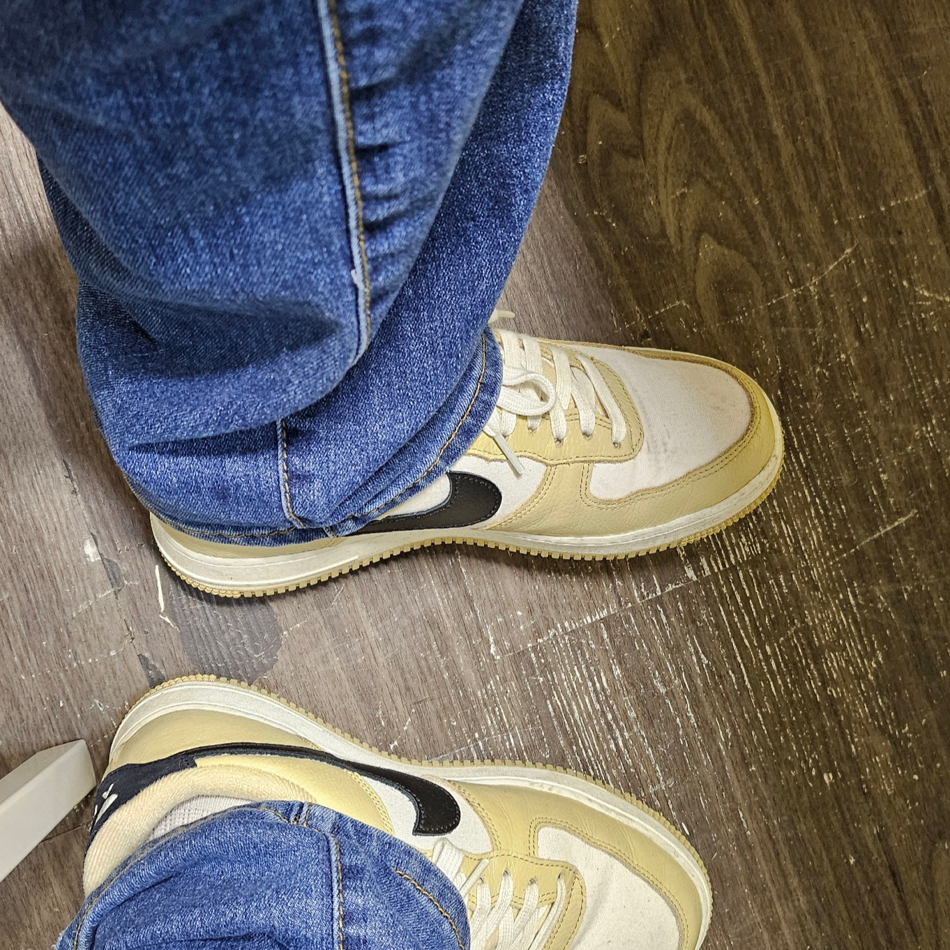 Nike Air Force 1 '07 LV8 Midnight Navy, Nike Dunk Low Team Gold and White 착용 스타일 - 2