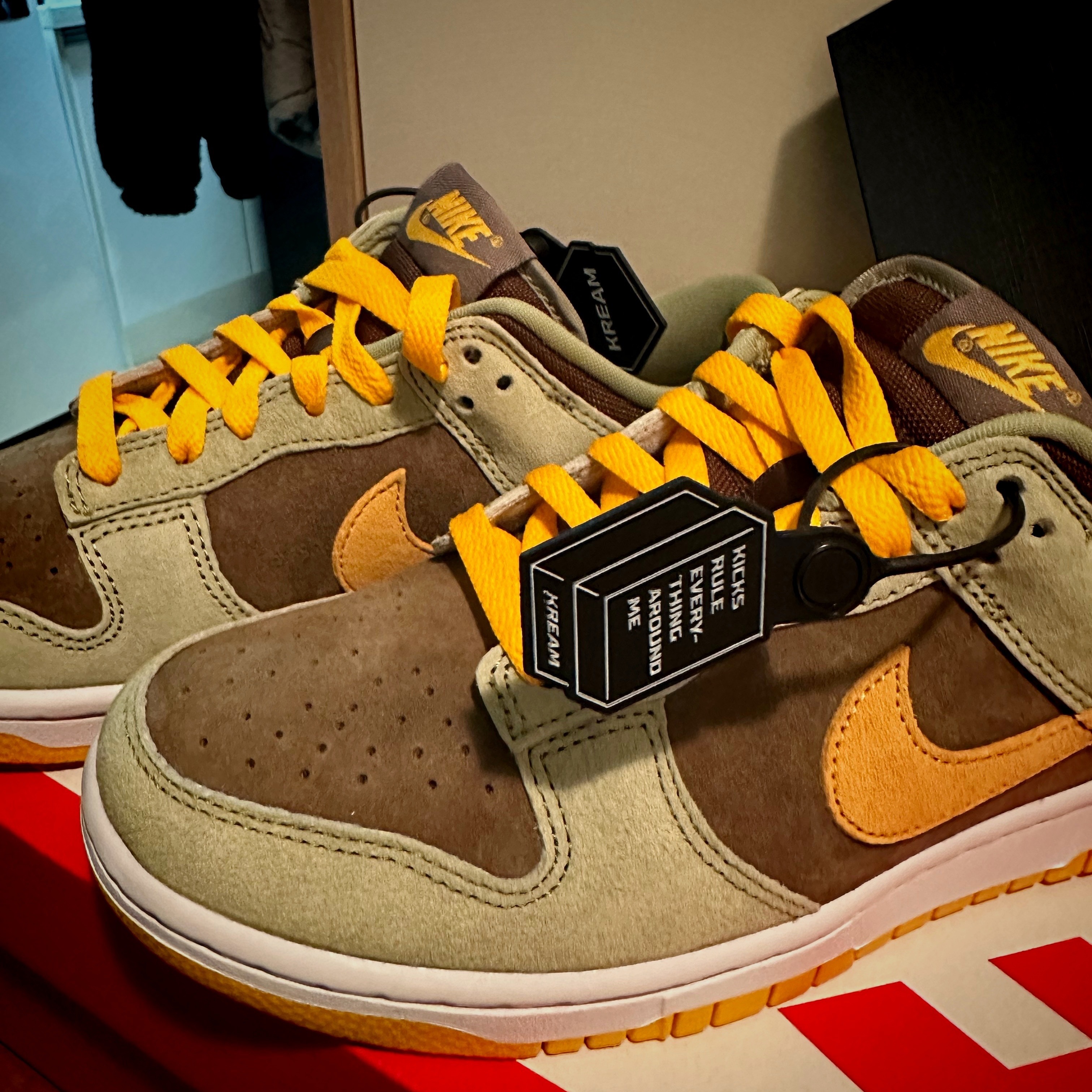 Nike Dunk Low SE Dusty Olive 착용 스타일 - 2