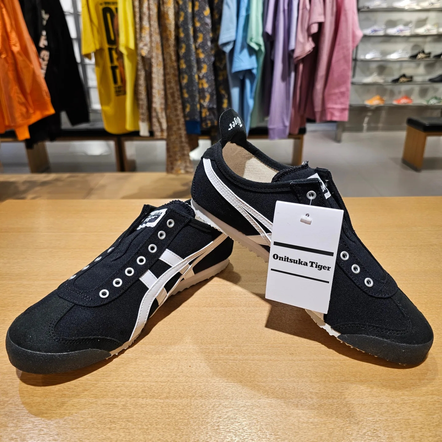 Onitsuka Tiger Mexico 66 Slip-On Black White 착용 스타일 - 3