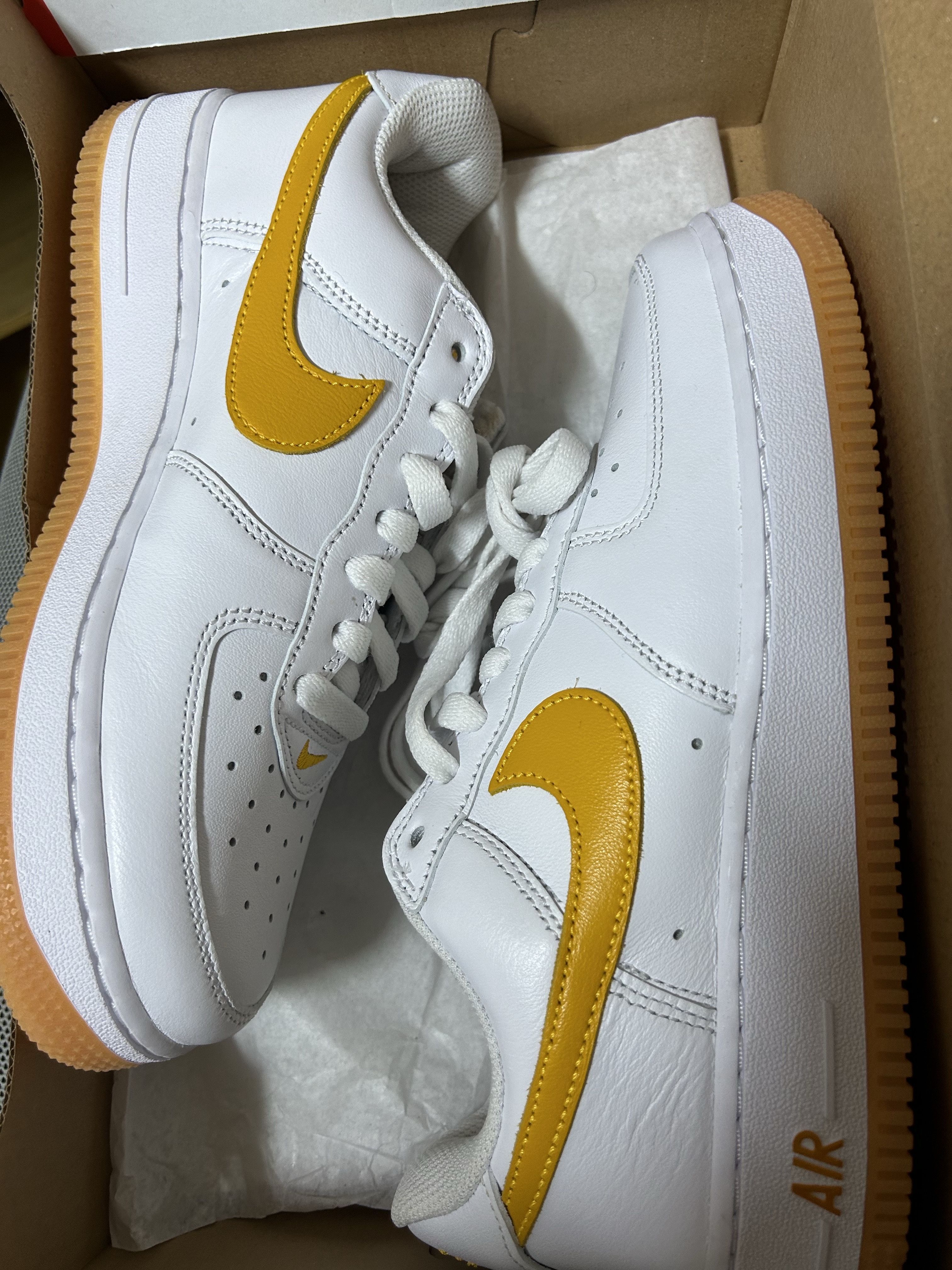 Nike Air Force 1 Low Retro QS University Gold 착용 스타일