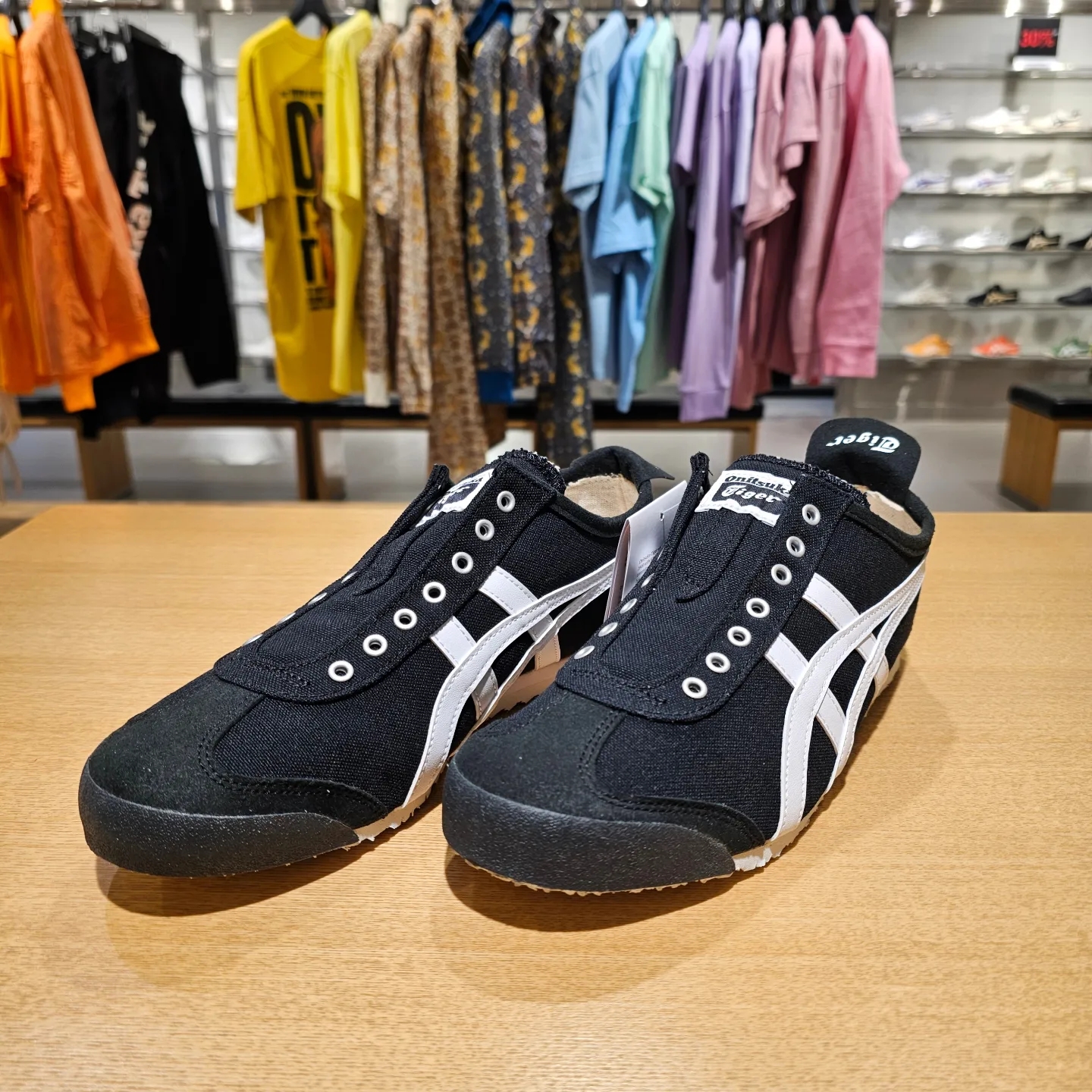 Onitsuka Tiger Mexico 66 Slip-On Black White 착용 스타일 - 2