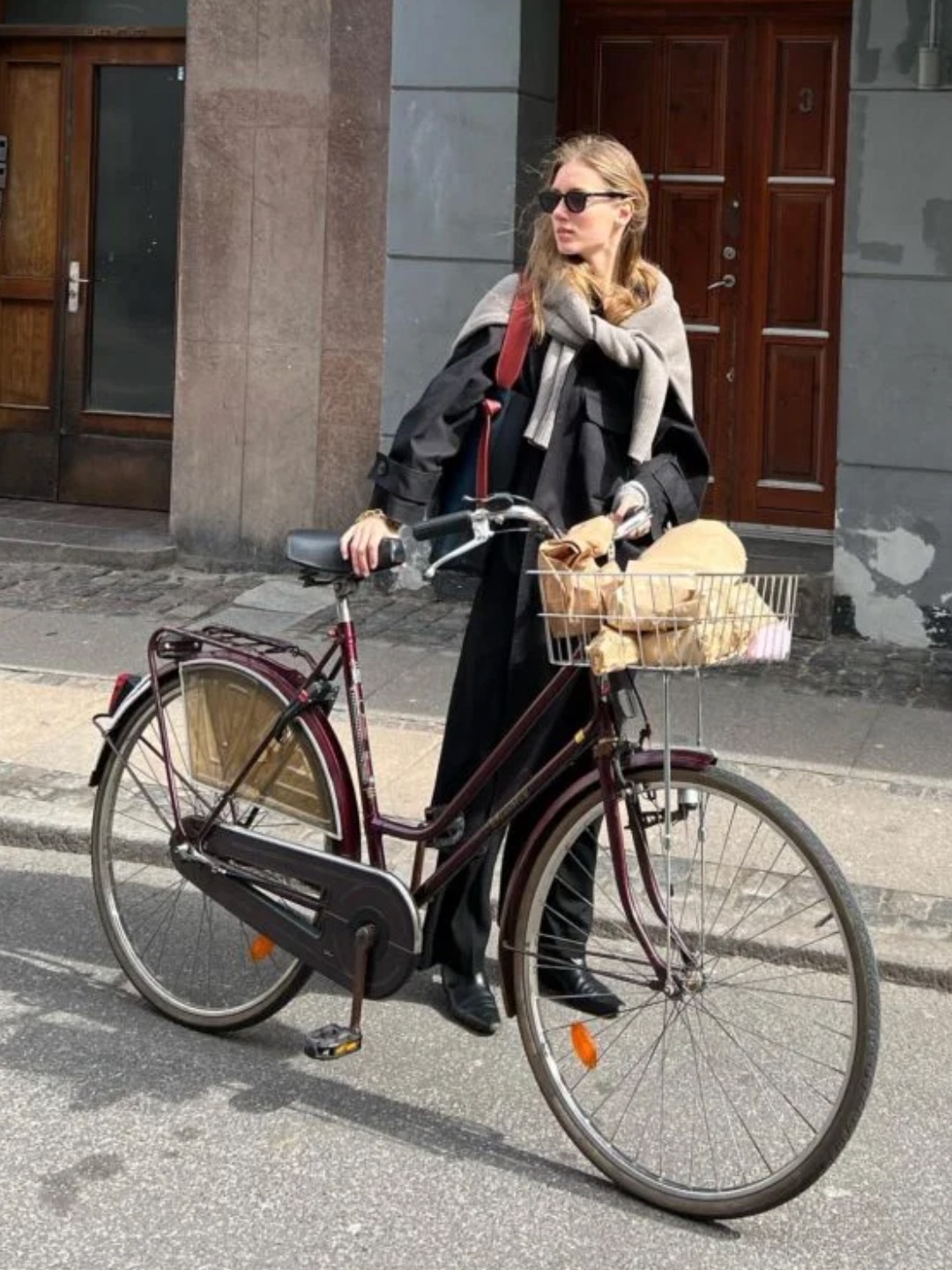 (W) Burberry Long Leather Trench Coat Black, (W) Burberry Cotton Blend Trench Dress Black 착용 스타일 - 4