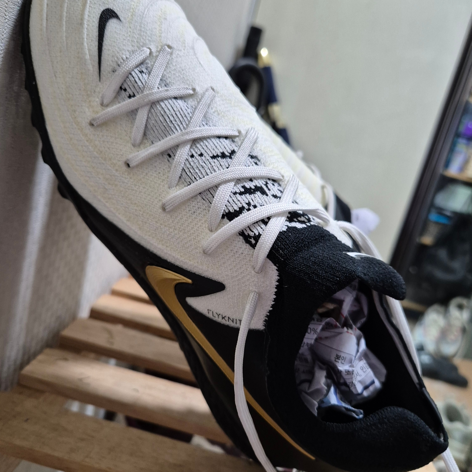 Nike Phantom GX 2 Pro TF White Metallic Gold Coin 착용 스타일 - 2
