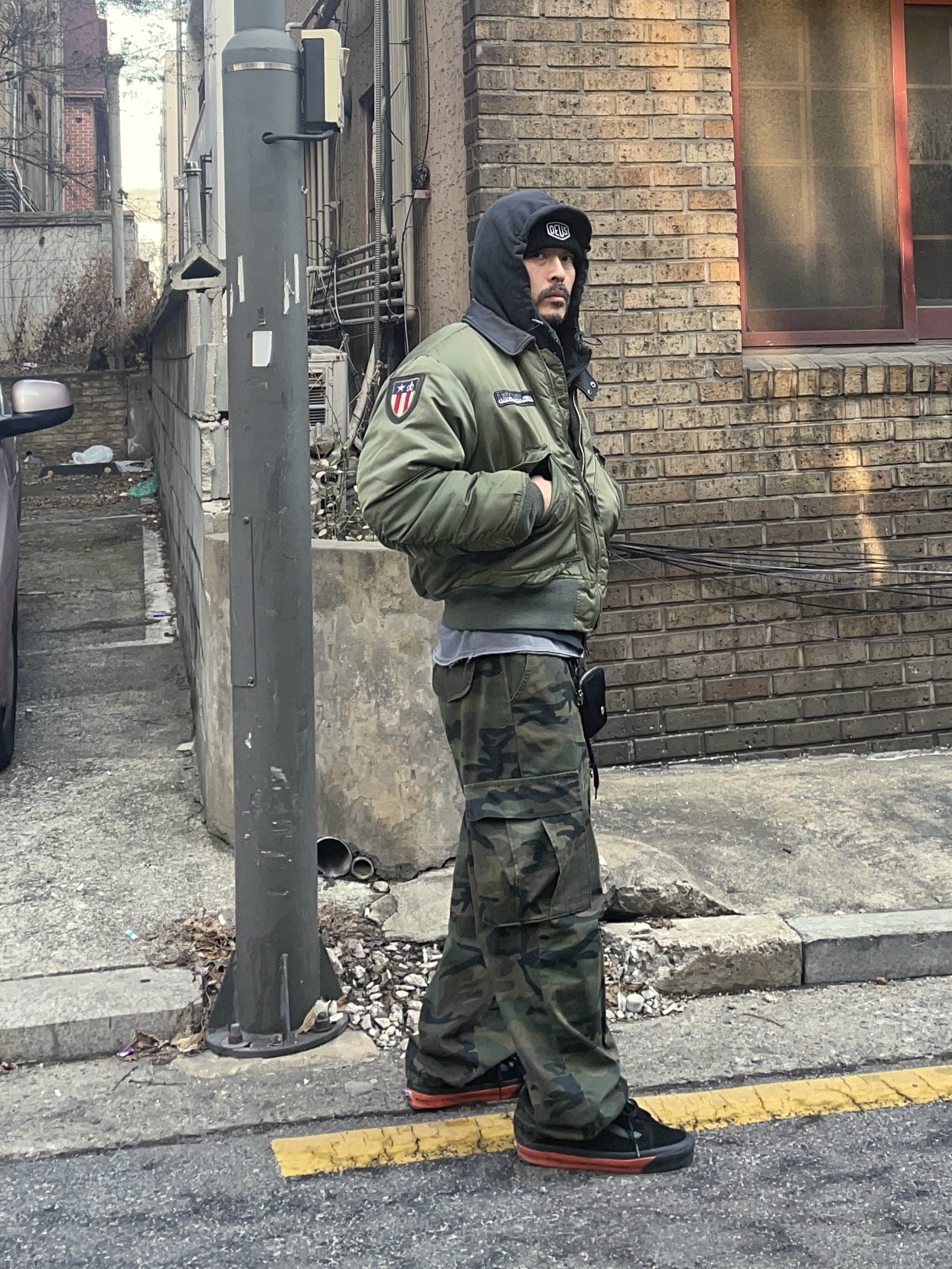 Deus Ex Machina Shield Beanie Black, Vans Vault x WTAPS Vault Old Skool LX Black Orange 착용 스타일 - 3