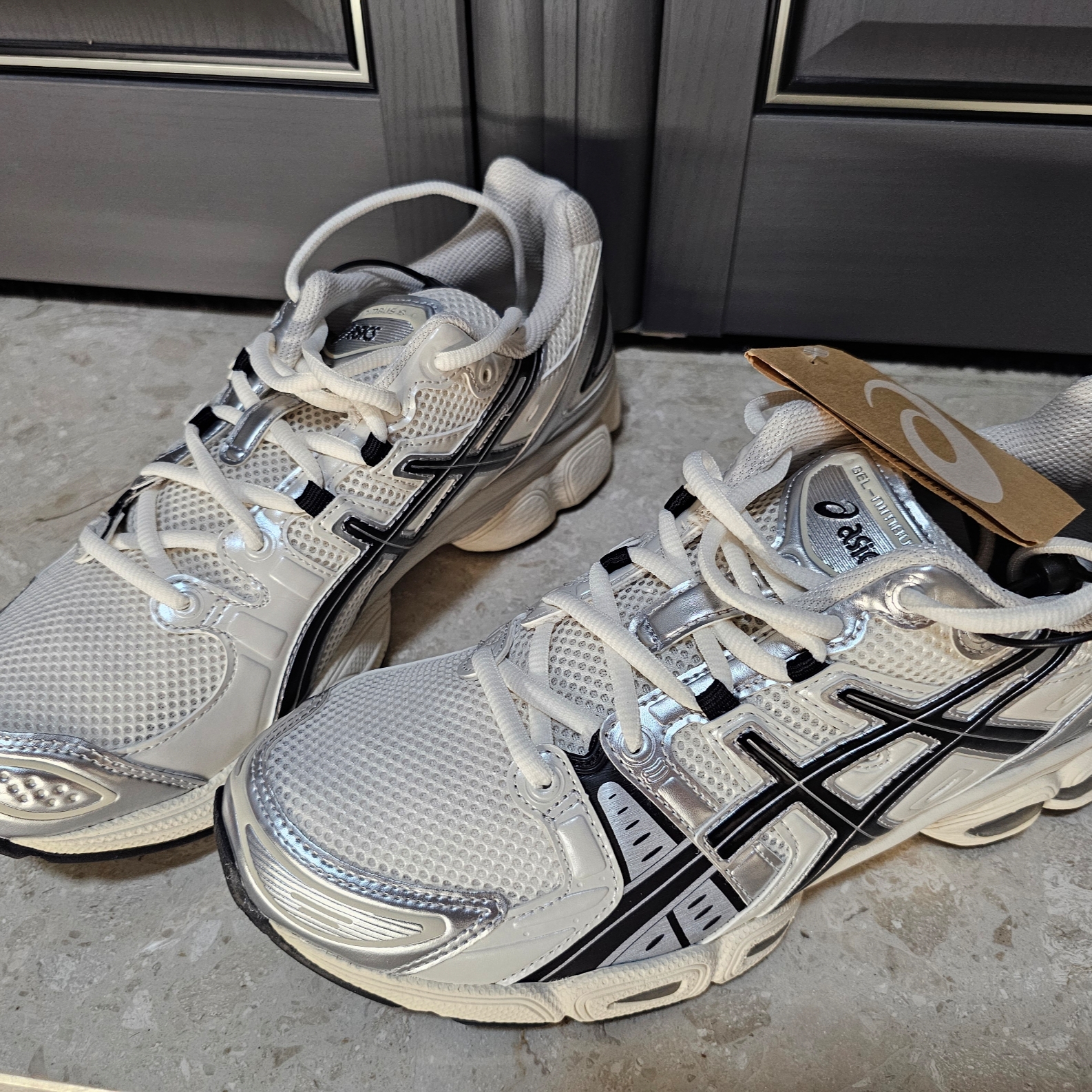Asics Gel-Nimbus 9 Cream Black 착용 스타일