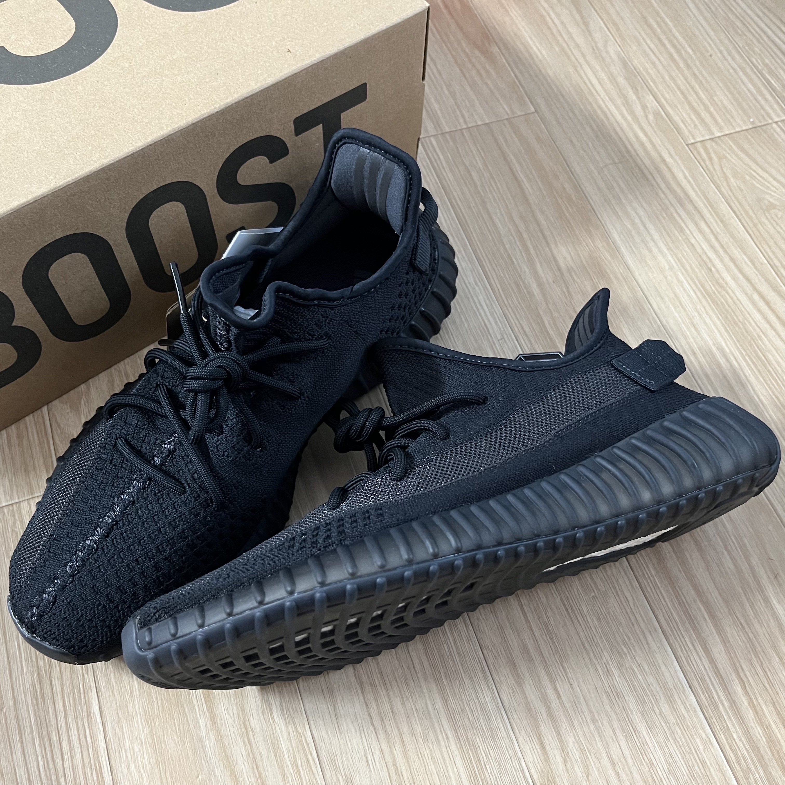Adidas Yeezy Boost 350 V2 Onyx 착용 스타일