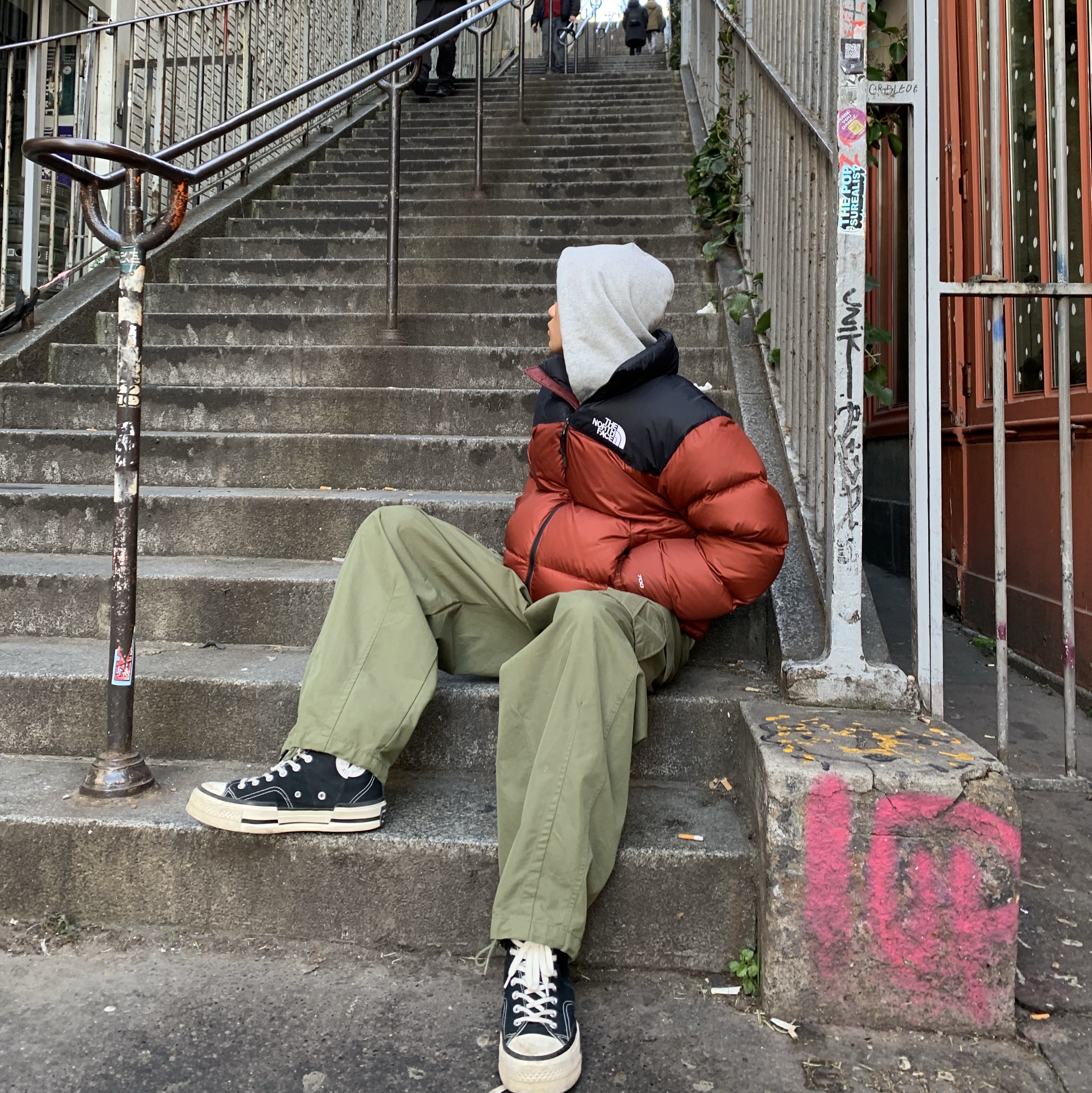 The North Face 1996 Retro Nuptse Jacket Brick House Red, Converse Chuck 70 High Plus Black 착용 스타일 - 2