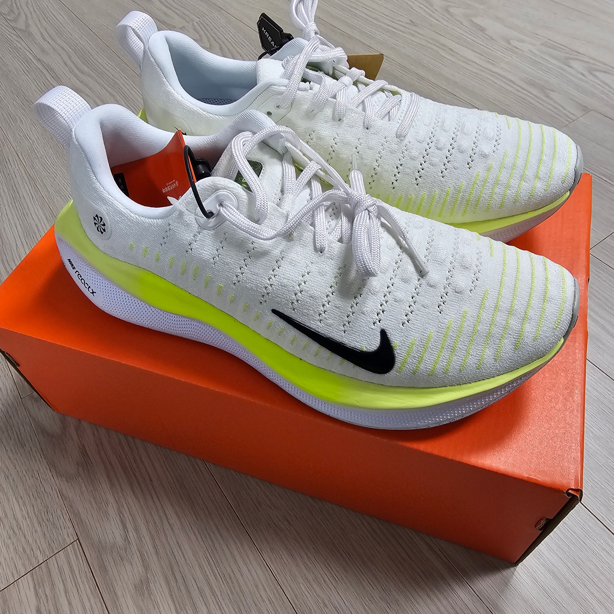 Nike ReactX Infinity Run 4 White Light Lemon Twist 착용 스타일