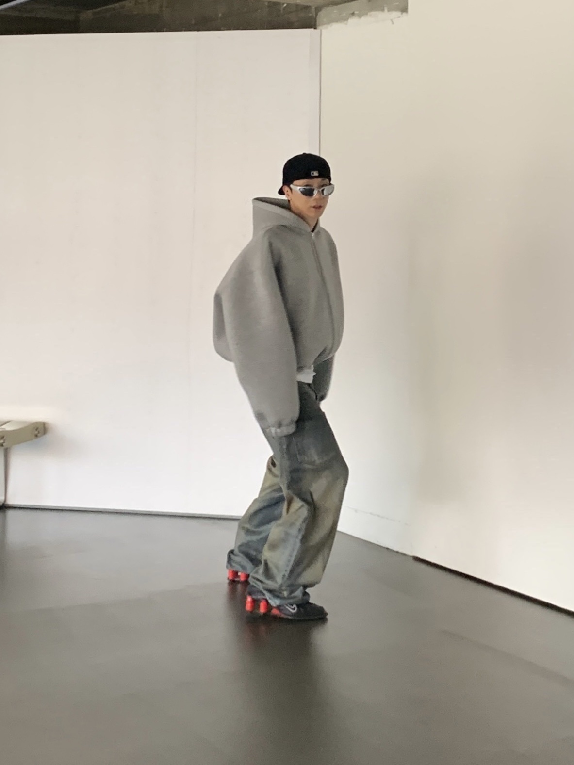 Nike x Martine Rose Shox MR4 Black, Project G/R Coated Backward Denim Pants Blue 착용 스타일 - 6