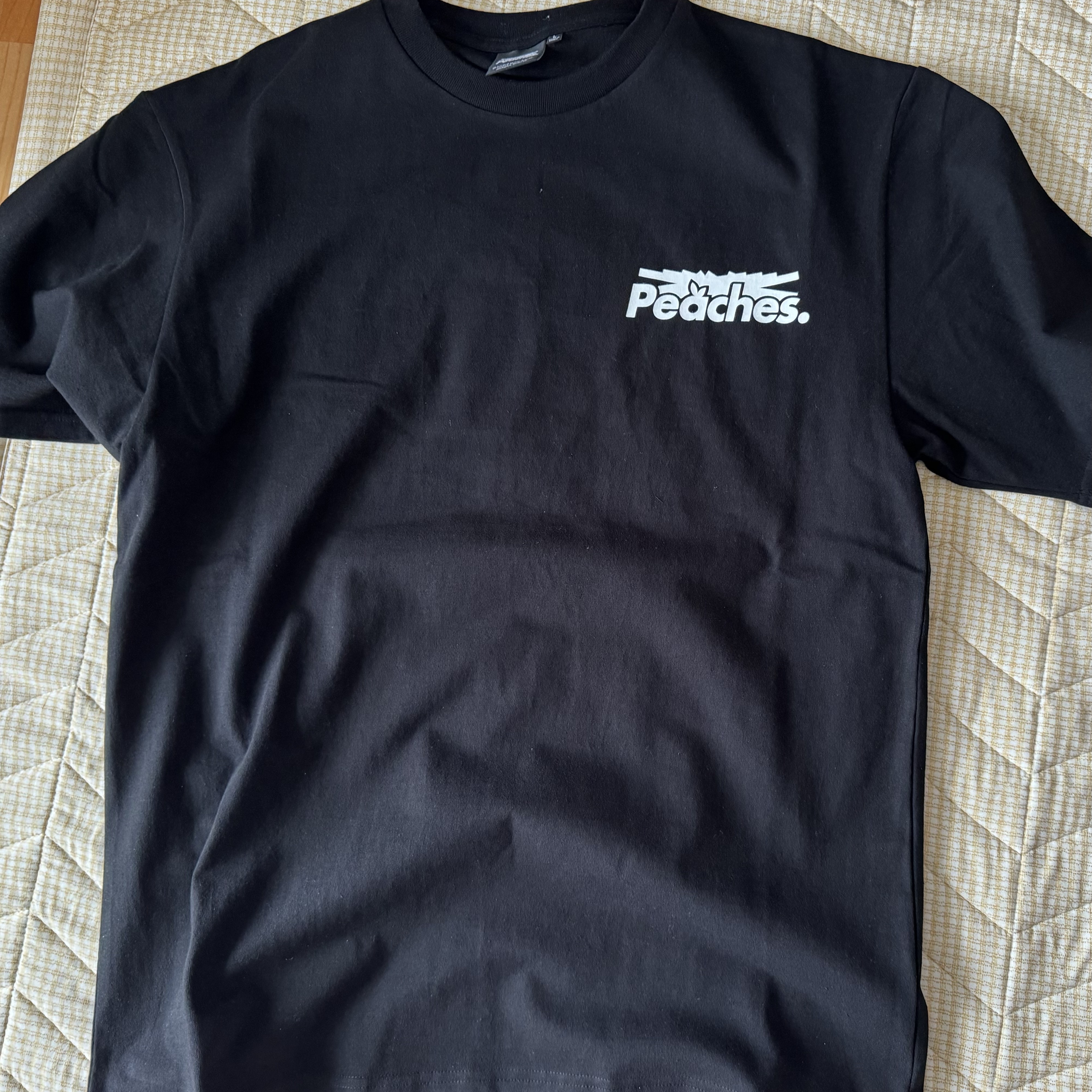 LE SSERAFIM x Peaches. Staple S/S T-Shirt Black 착용 스타일 - 1