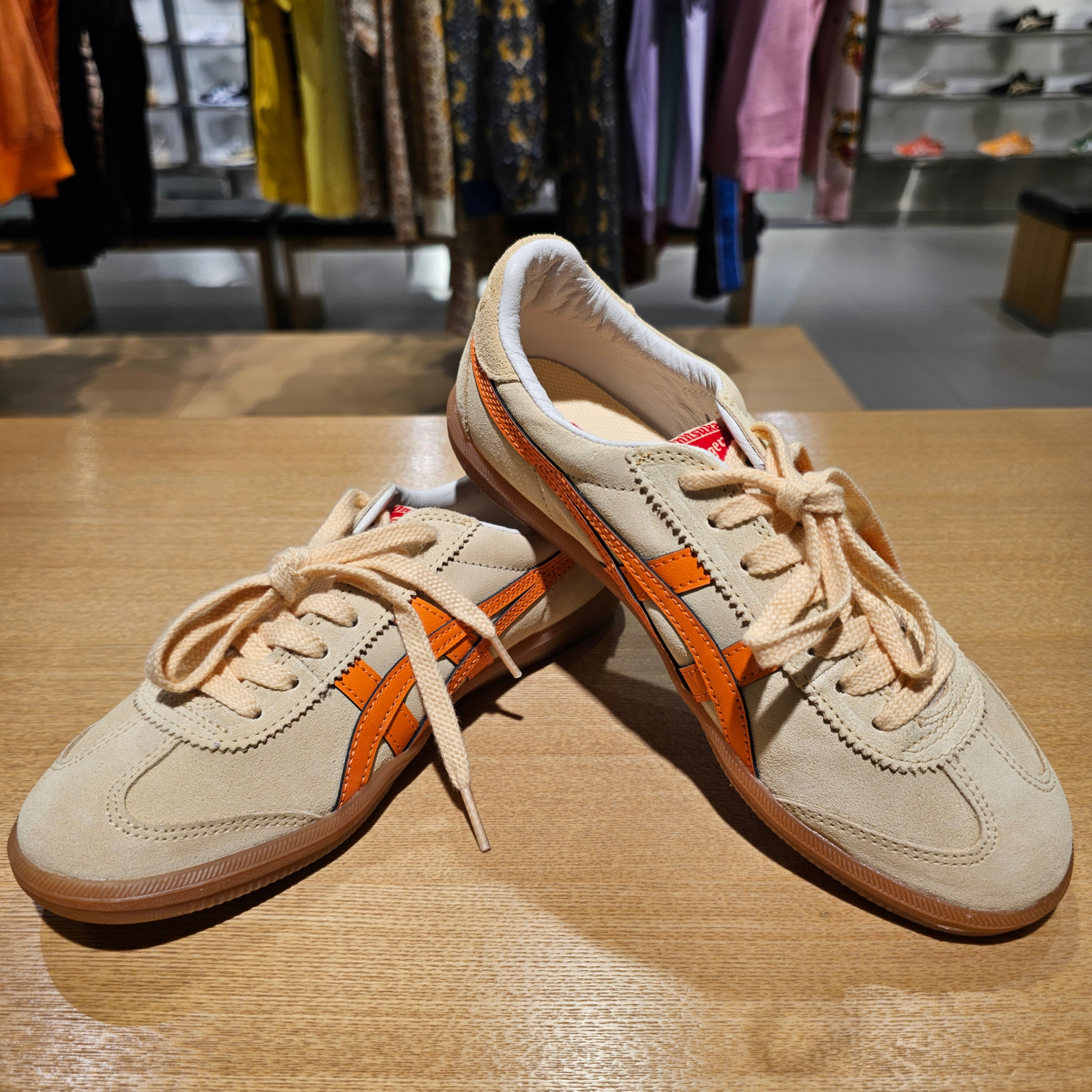 Onitsuka Tiger Tokuten Banana Milk Habanero 착용 스타일 - 3